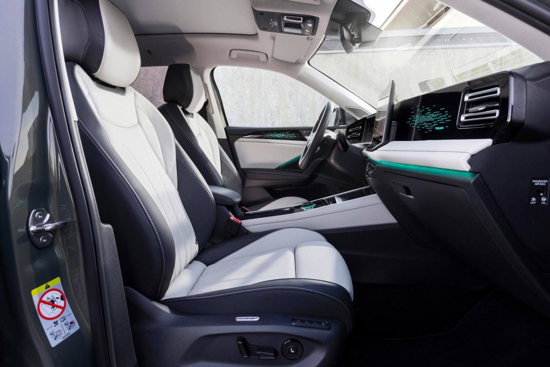 Detalle de los asientos delanteros y su ergonomía en el Tiguan Híbrido.