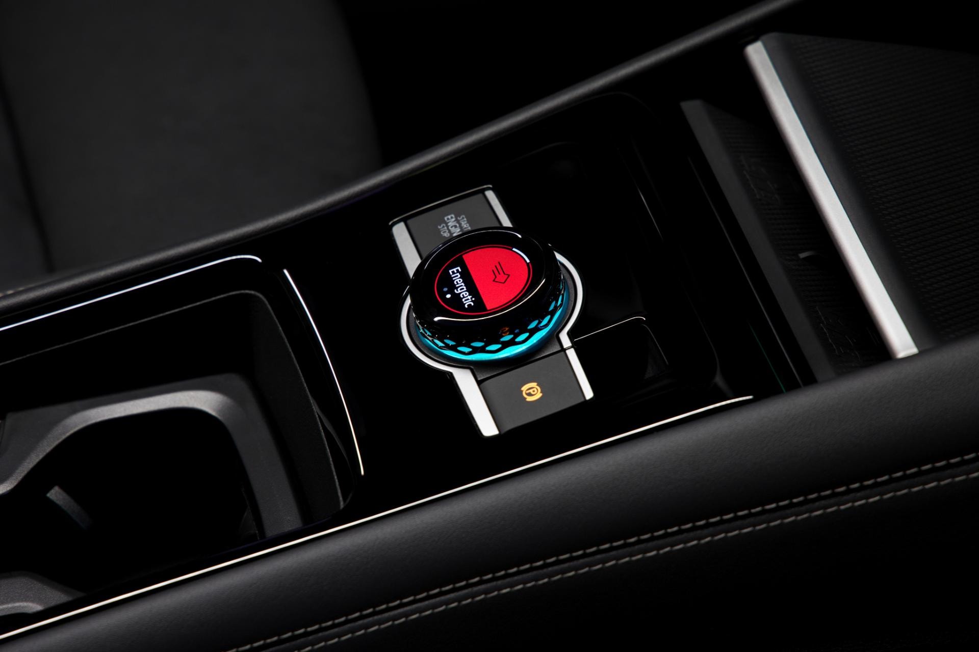 Consola moderna que resalta el sistema híbrido del Volkswagen Tiguan.