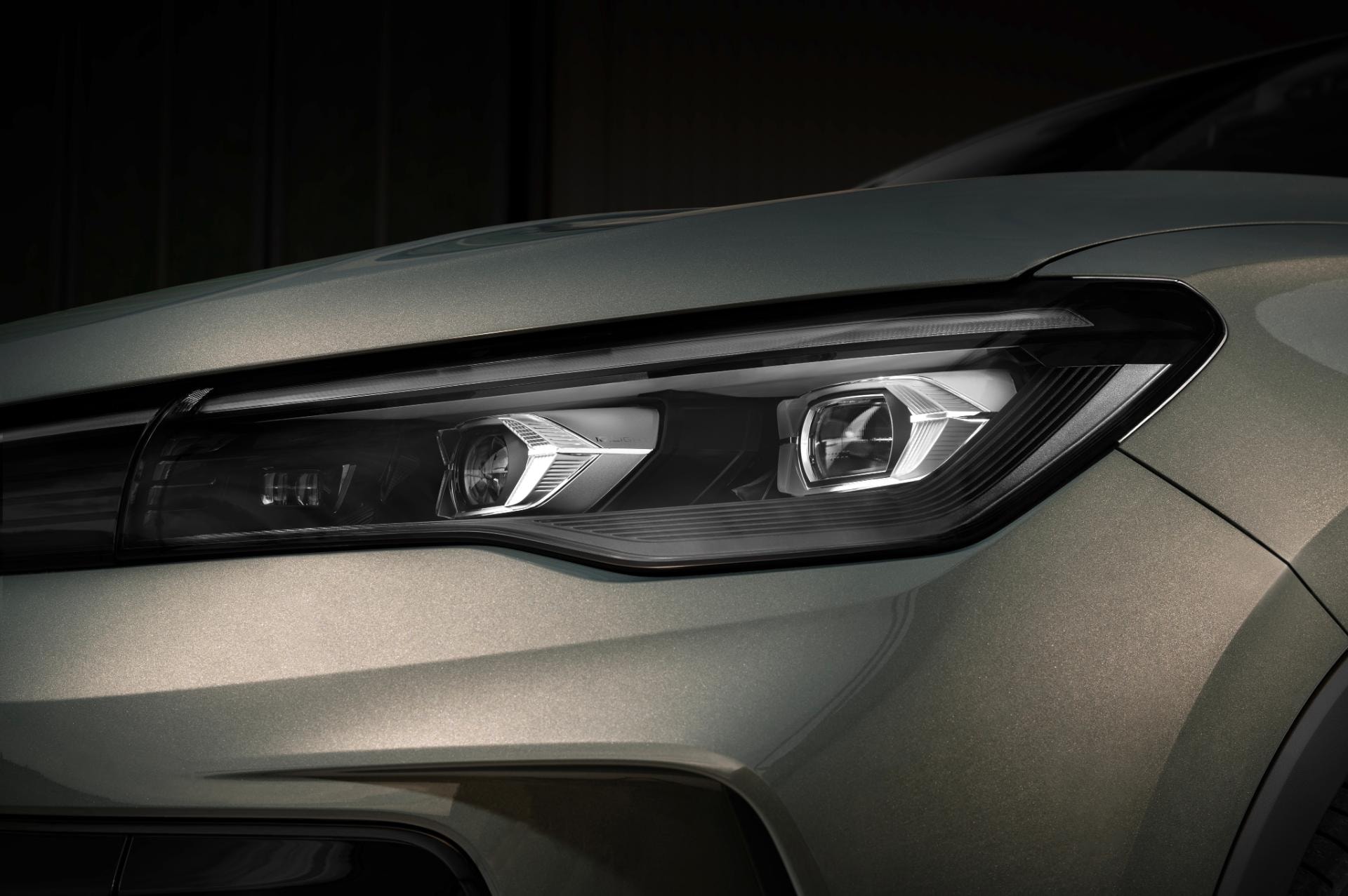 Faros delanteros del Tiguan con tecnología LED, resaltando el enfoque en seguridad y estilo.