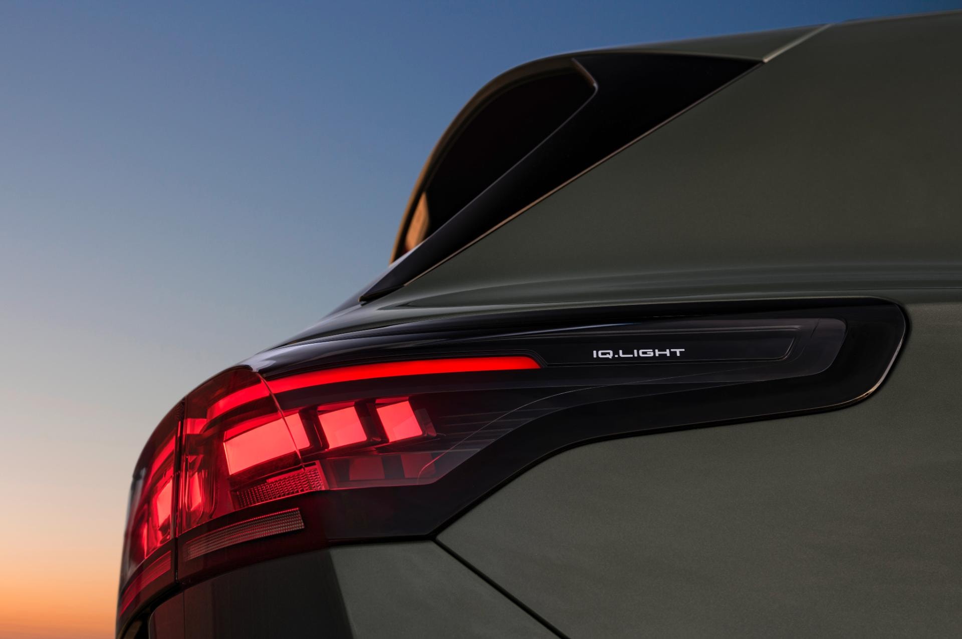 Detalle innovador de la luz trasera del Tiguan híbrido, resaltando tecnología LED.
