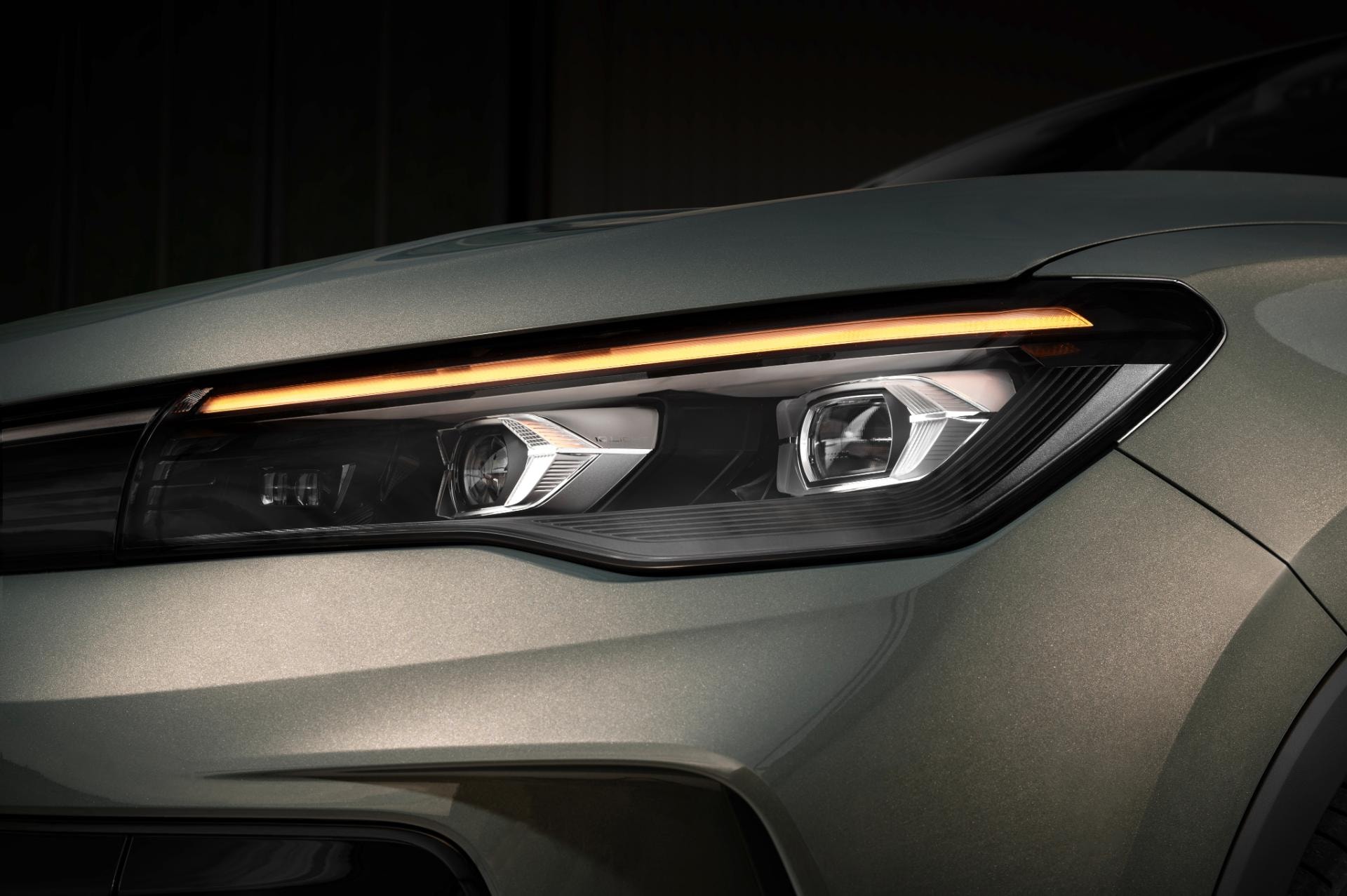 Toma detallada del sistema de iluminación LED del Volkswagen Tiguan híbrido.