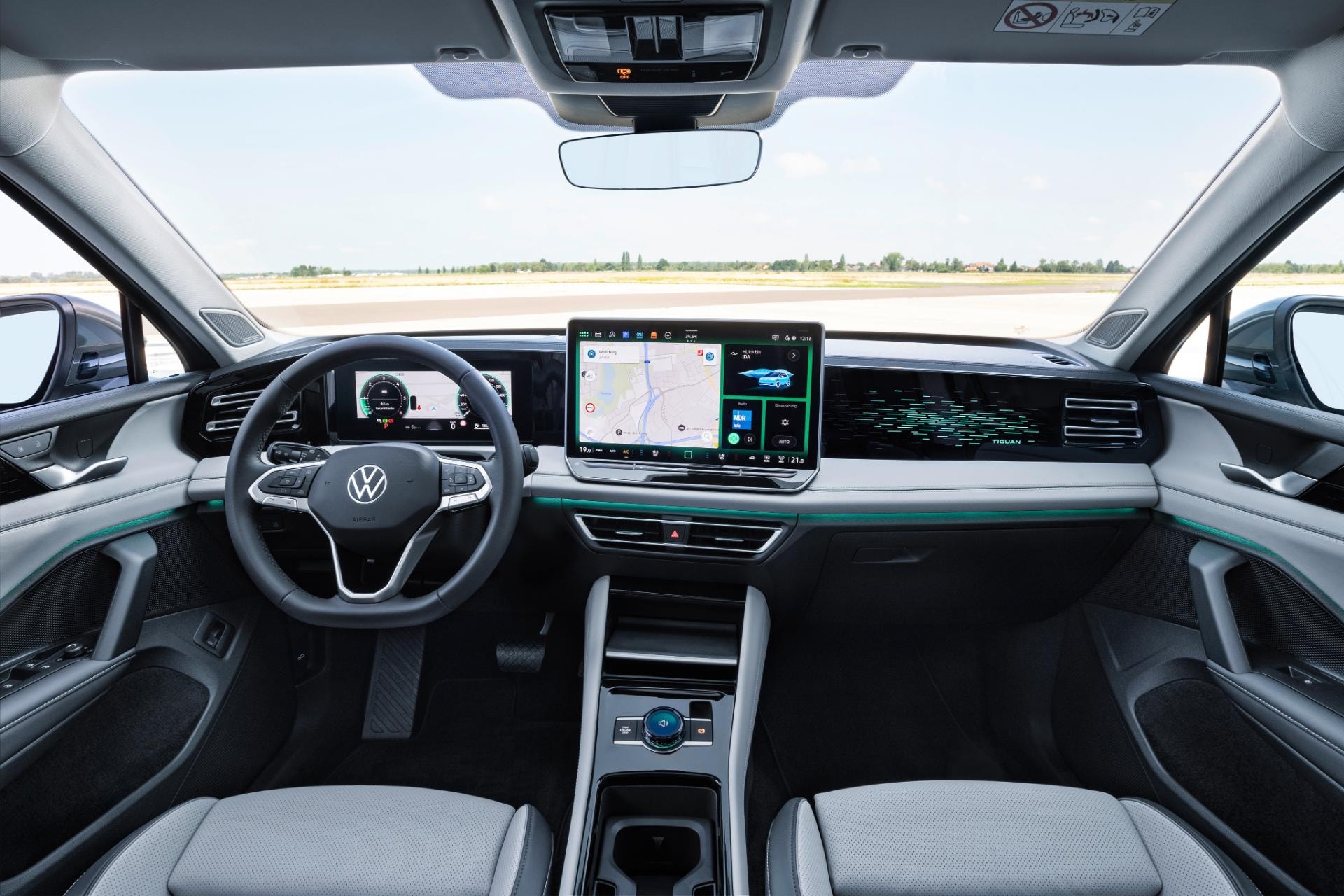 Vista amplia del habitáculo del Tiguan híbrido, lujo y tecnología a bordo.