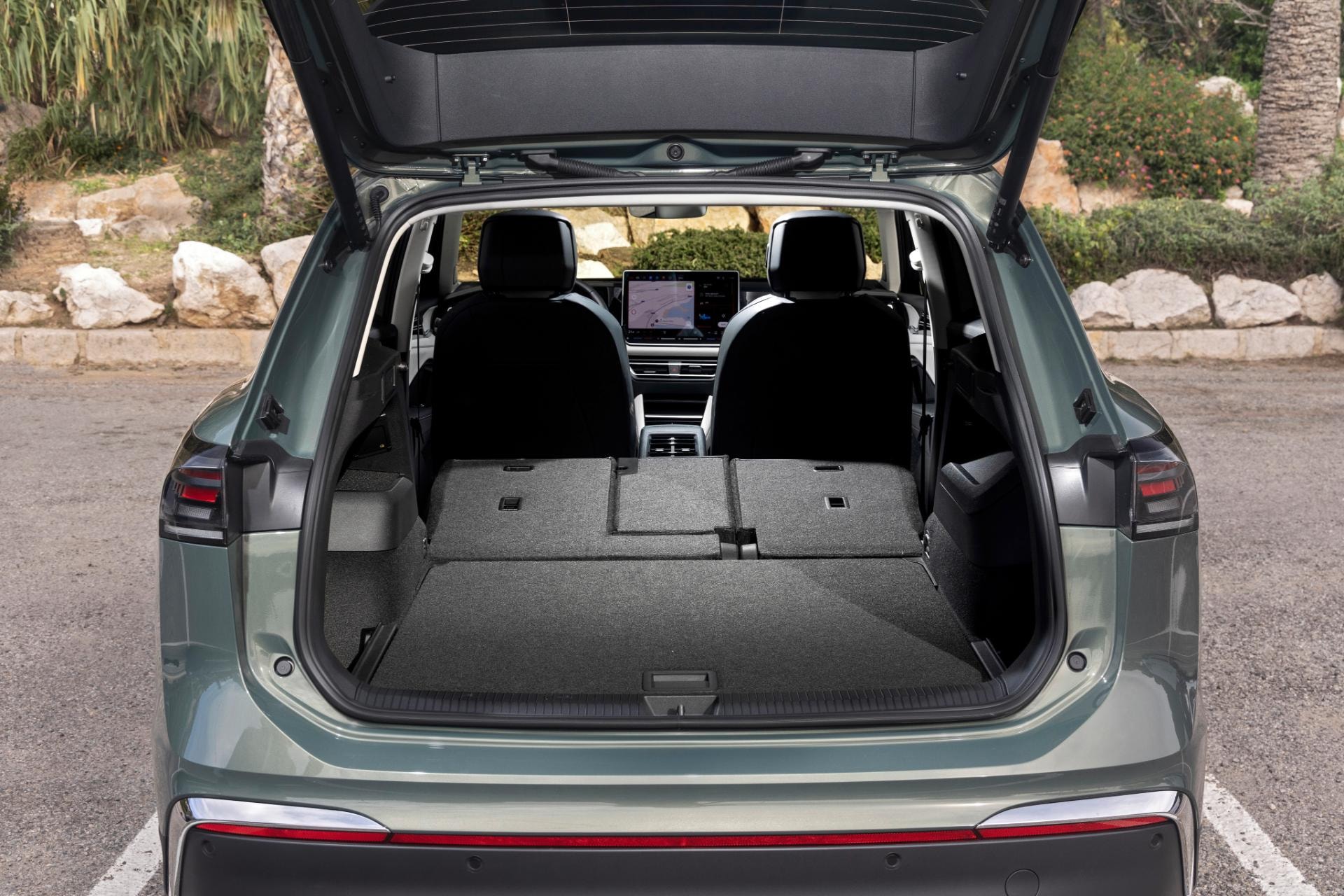 Amplio maletero del Tiguan Híbrido con los asientos traseros abatidos.