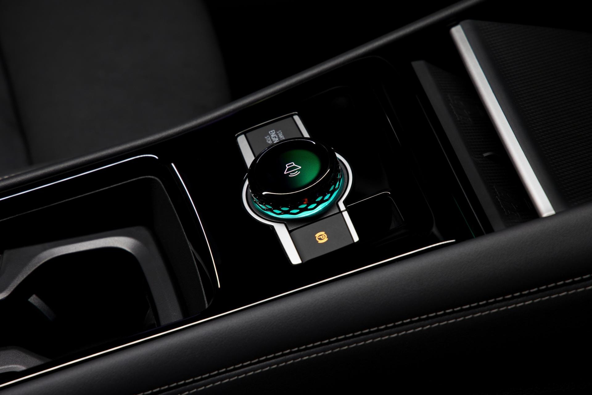 Detalle del selector del modo de conducción en una consola central elegante.
