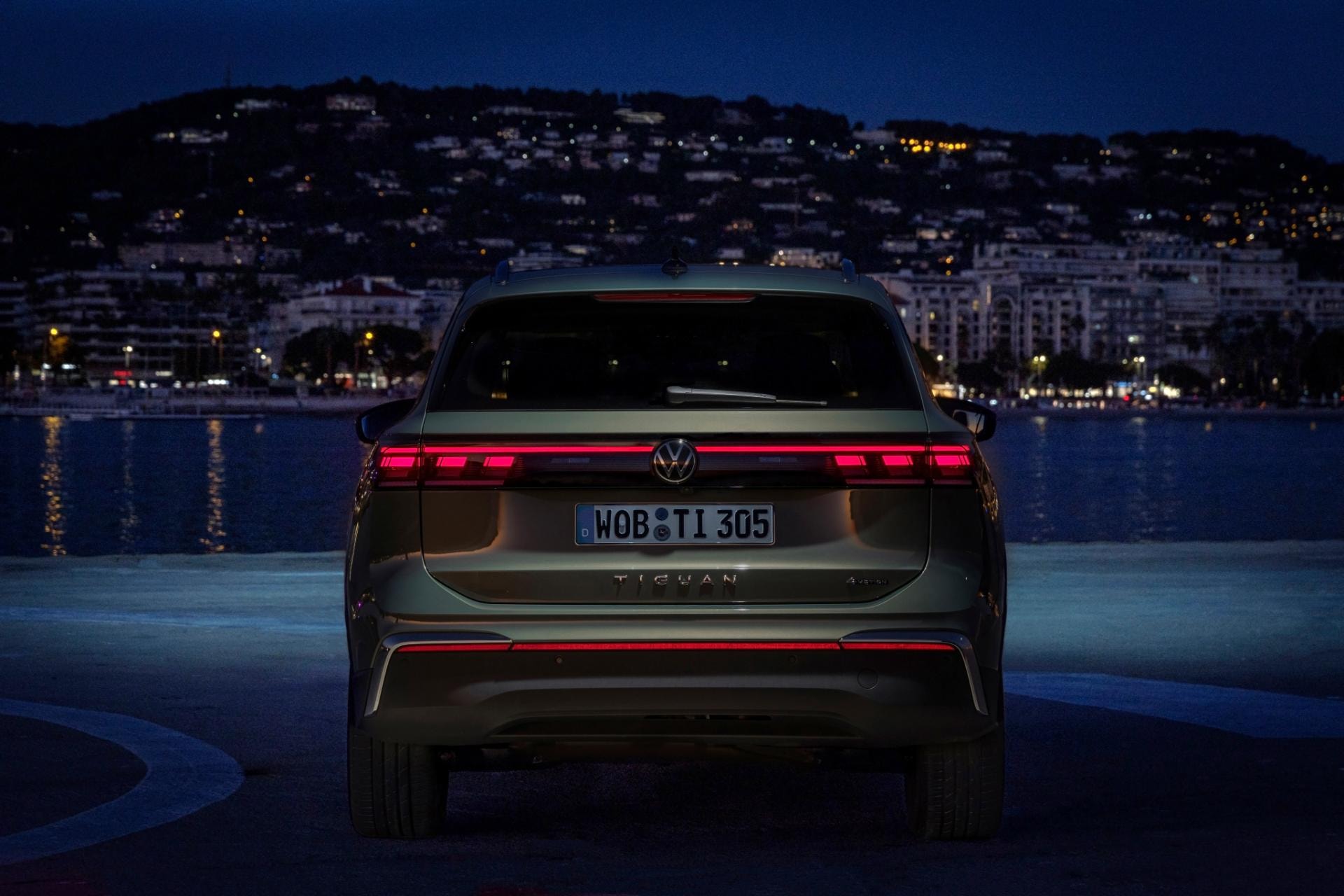 Imagen nocturna de las luces traseras LED del Tiguan Híbrido.