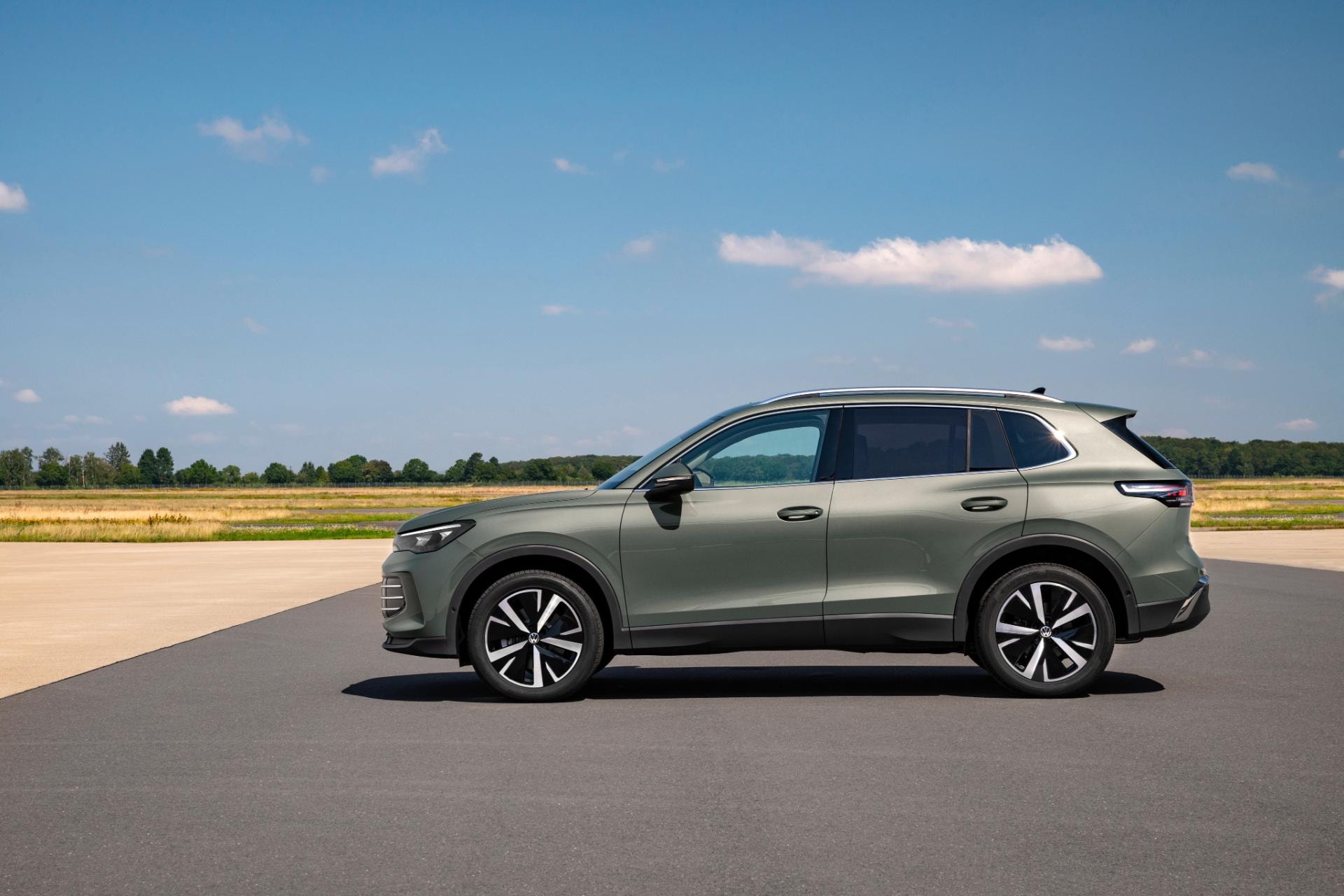 Líneas suaves y dinámicas definen el perfil lateral del Volkswagen Tiguan híbrido.