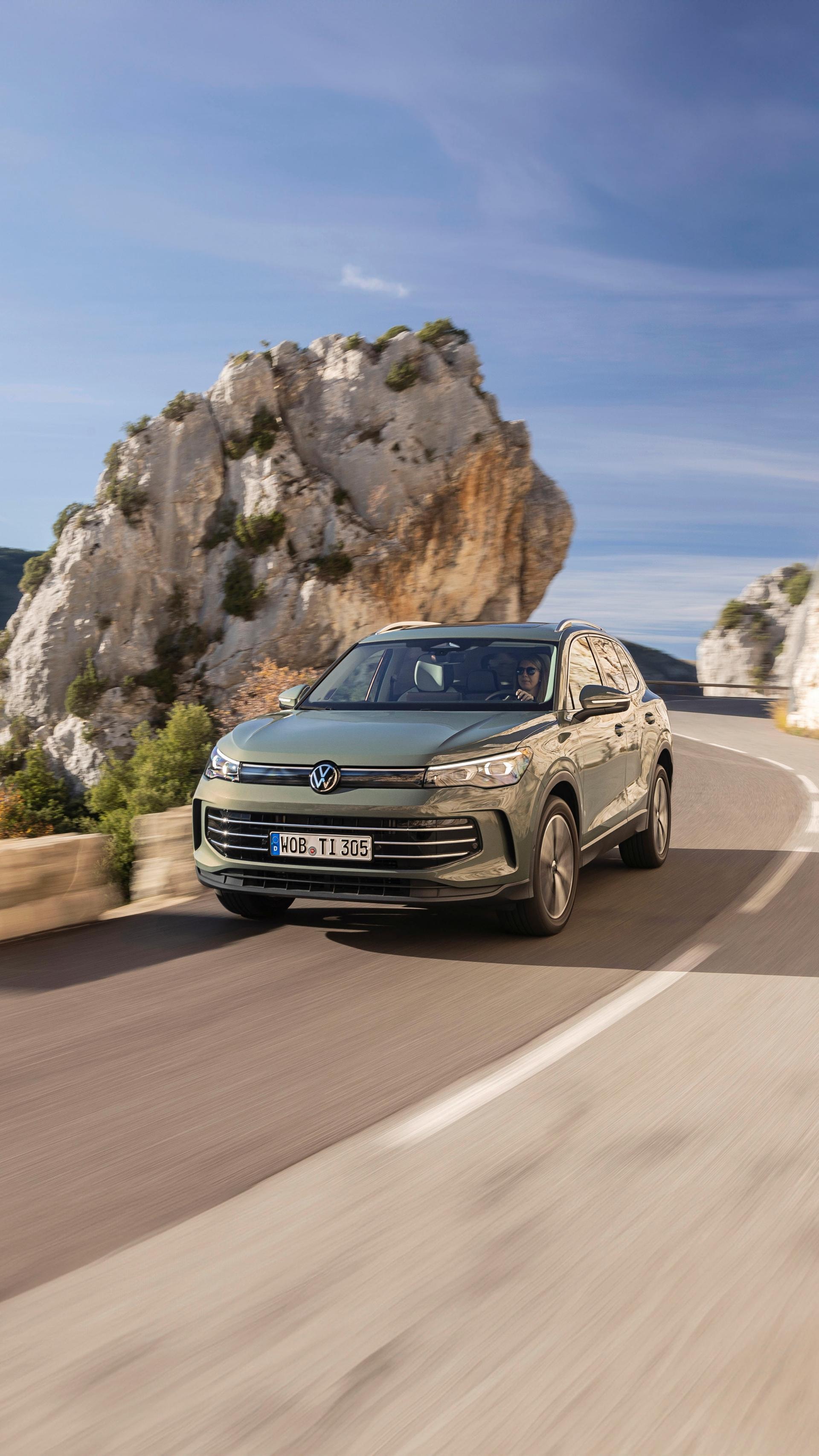 Vista dinámica frontal del Tiguan en carretera, destacando su robustez.