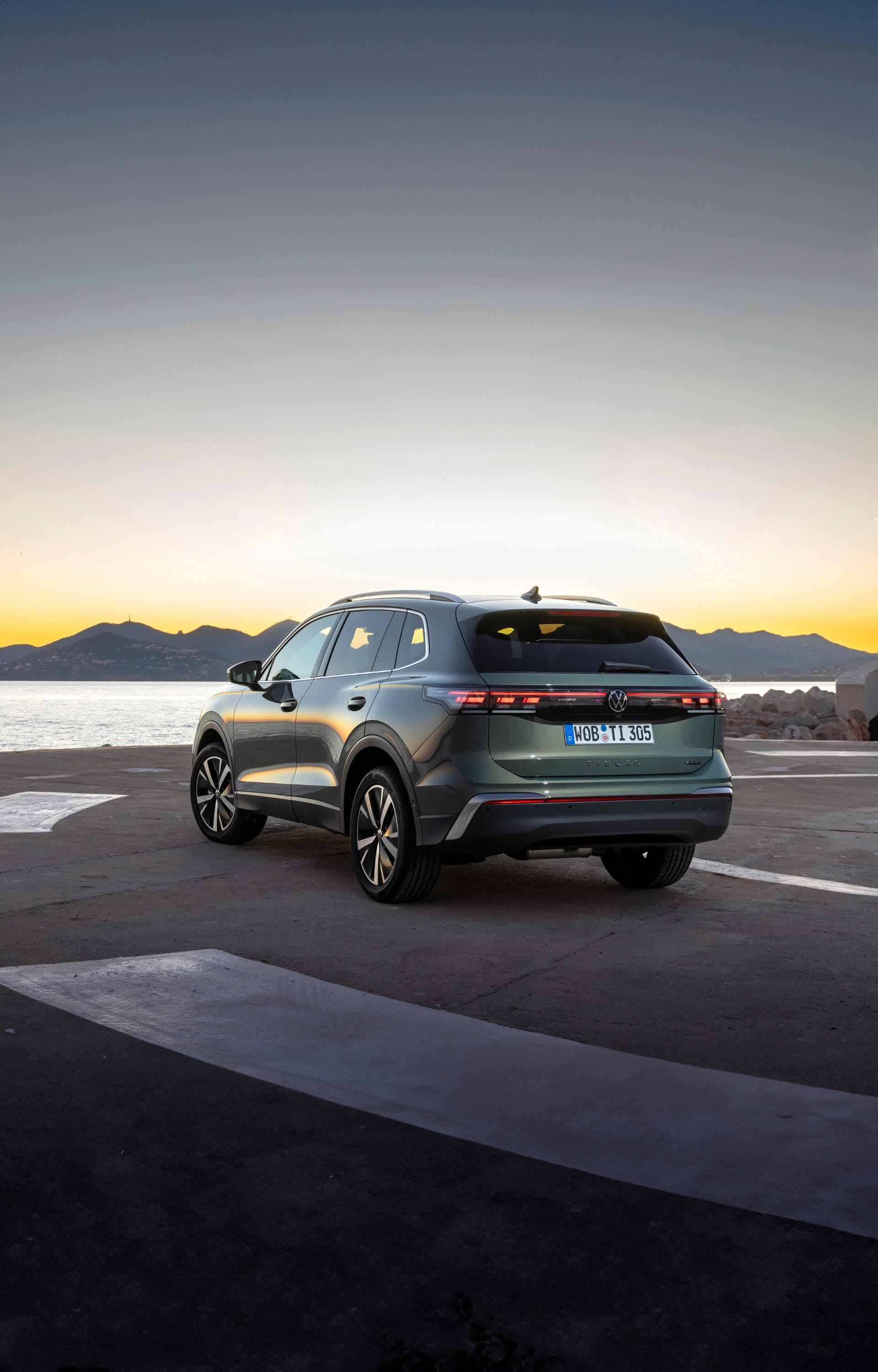 Perfil lateral del Tiguan Híbrido mostrando su diseño en el crepúsculo.