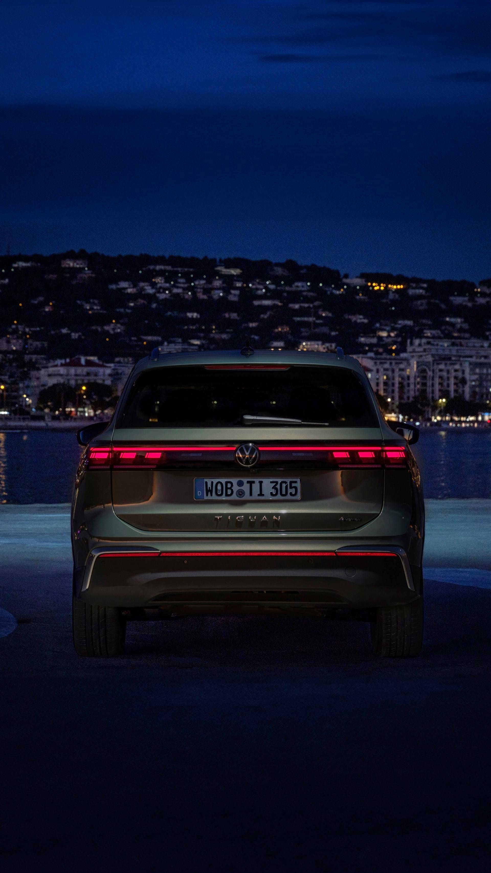 Vista trasera del Tiguan Híbrido iluminado por la noche.