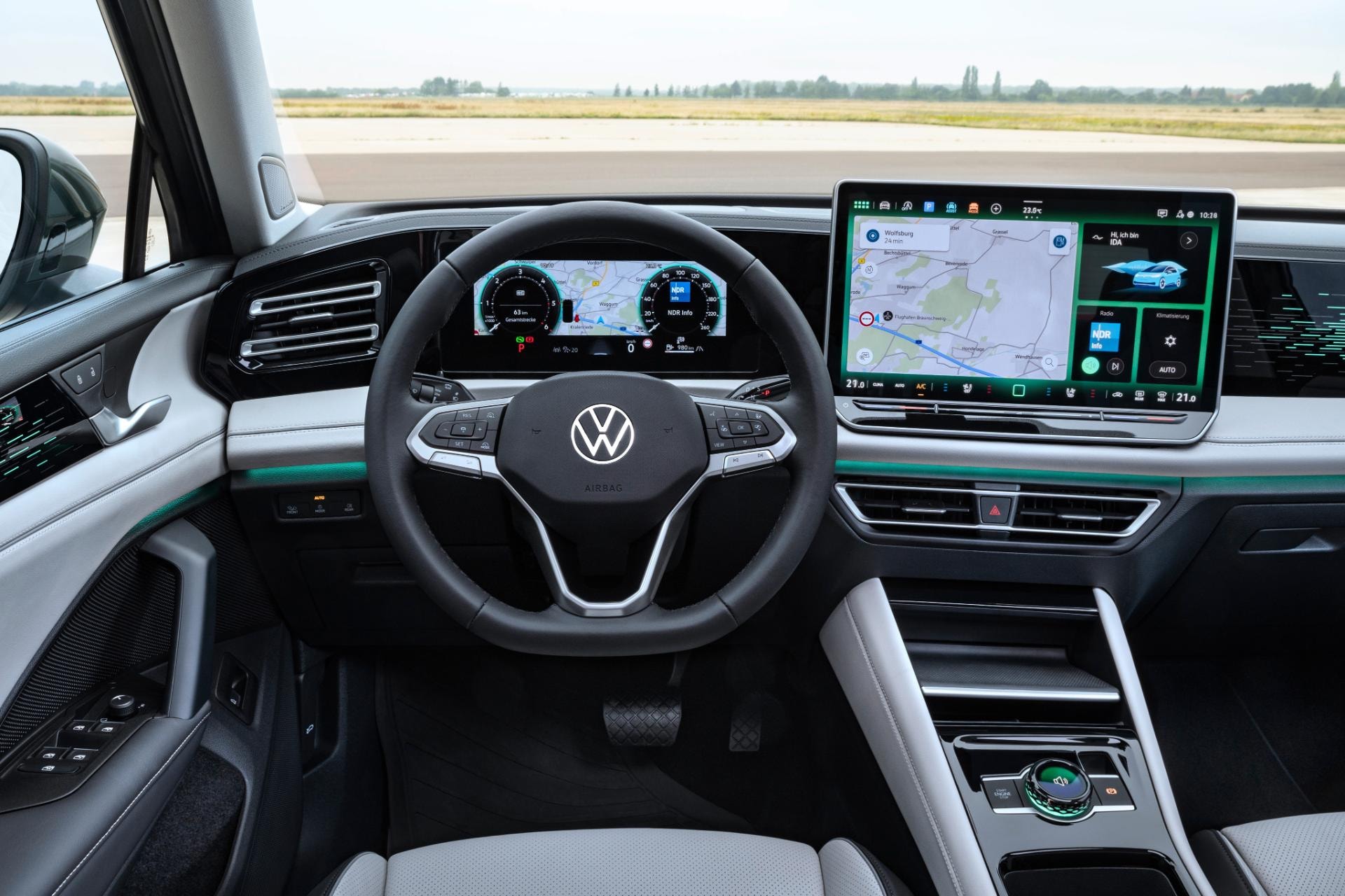 Vista del volante y cuadro de instrumentación digital del Tiguan Híbrido.