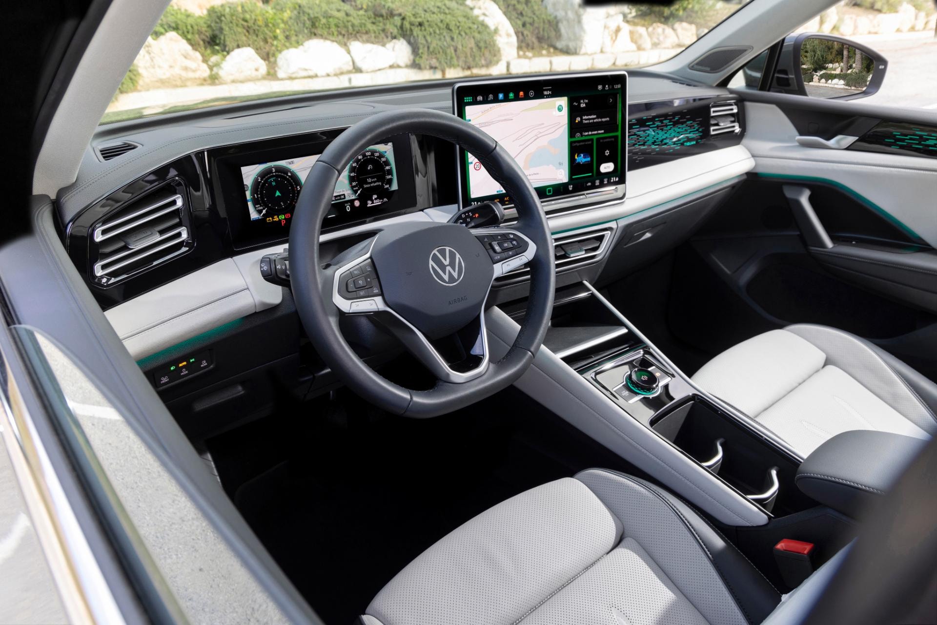 Enfoque en el volante y la consola central, tecnología y comodidad a la mano.