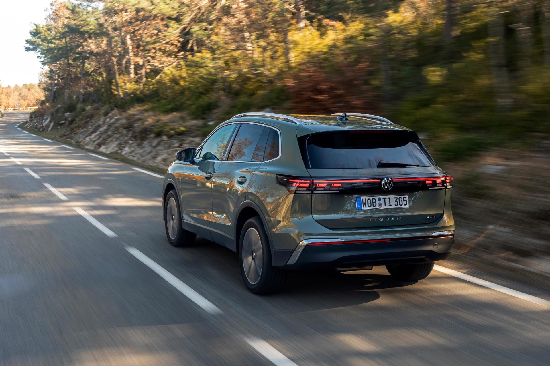 Tiguan en movimiento, resaltando su diseño trasero y aerodinámica