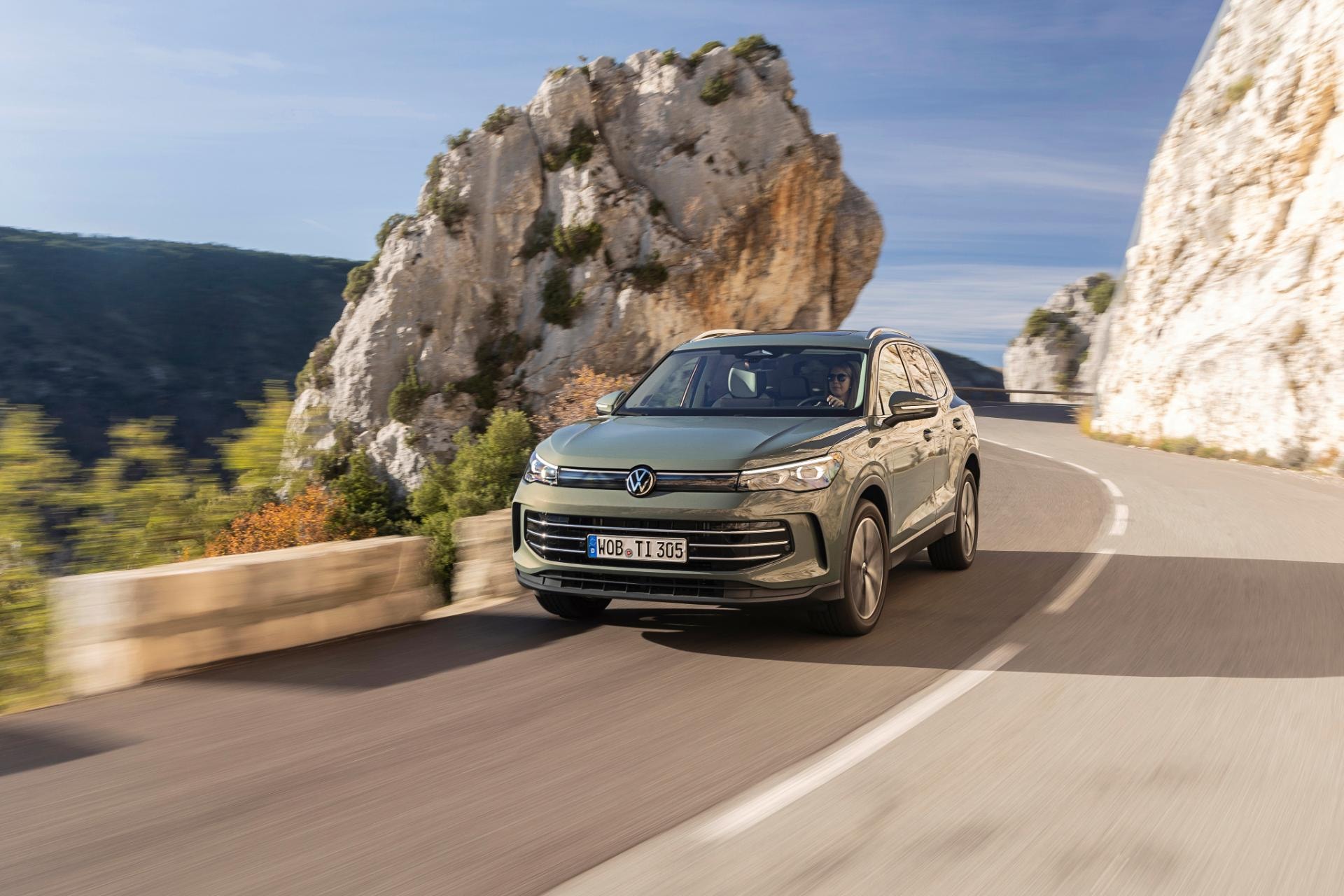 El Tiguan híbrido capta miradas con su frontal contundente y líneas laterales.