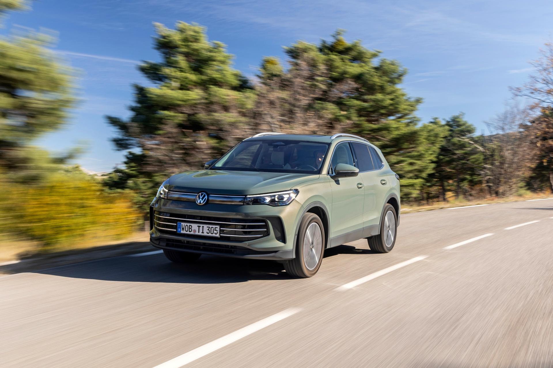 Volkswagen Tiguan híbrido capturado en plena acción, mostrando su dinamismo.
