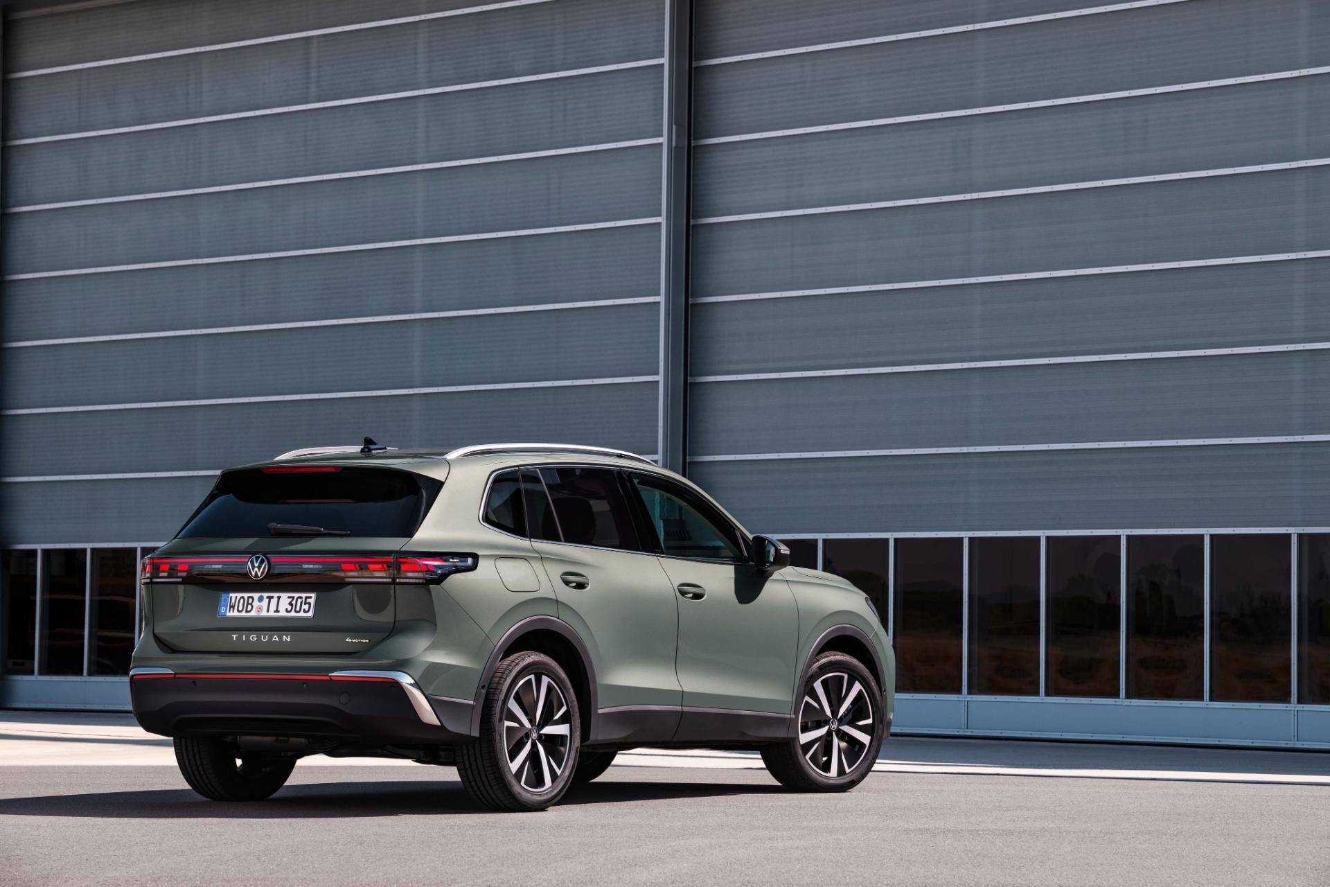 Vista trasera lateral del Tiguan híbrido estacionado, destacando su acabado sofisticado.
