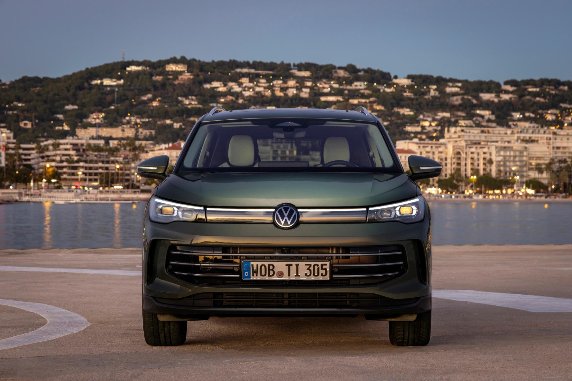 Frontal del Tiguan híbrido que muestra parrilla y faros distintivos