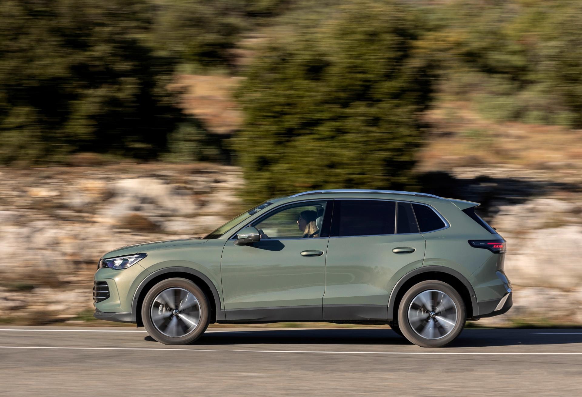 Perfil lateral del Tiguan híbrido en acción, destacando su línea y diseño.