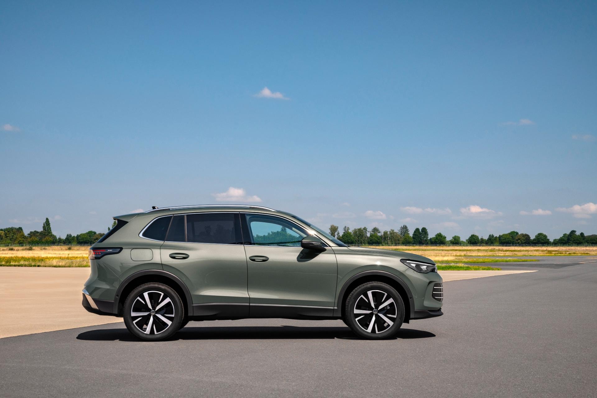 El Volkswagen Tiguan híbrido posa sereno, mostrando su silueta lateral en reposo.