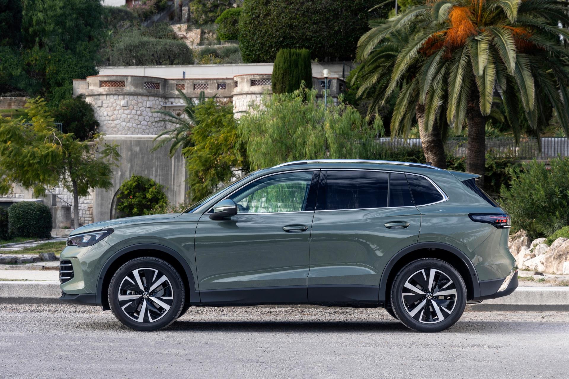 Perfil lateral del Tiguan híbrido destacando su diseño moderno y líneas aerodinámicas.