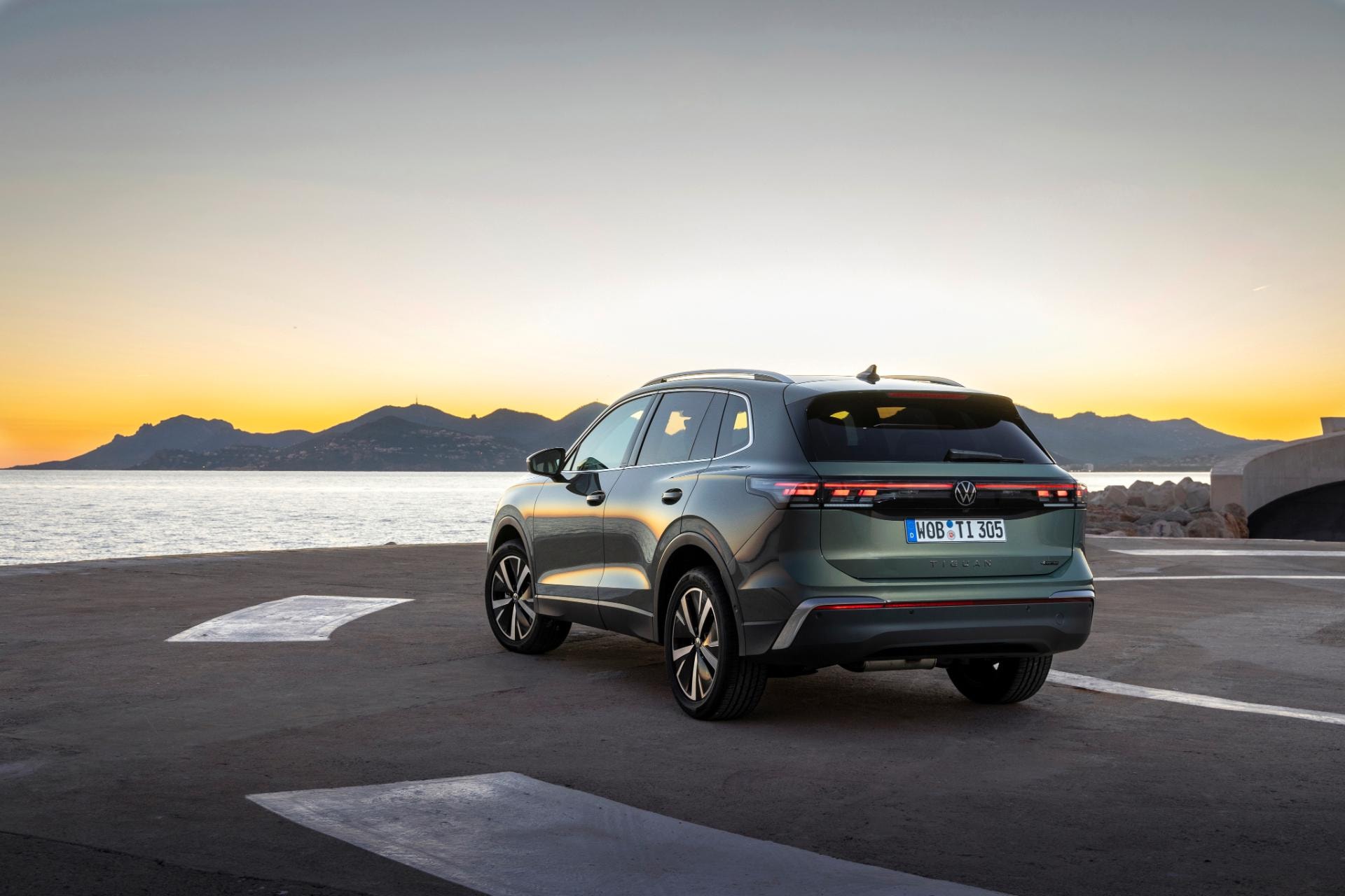 Perspectiva trasera destacando su diseño moderno y faros LED