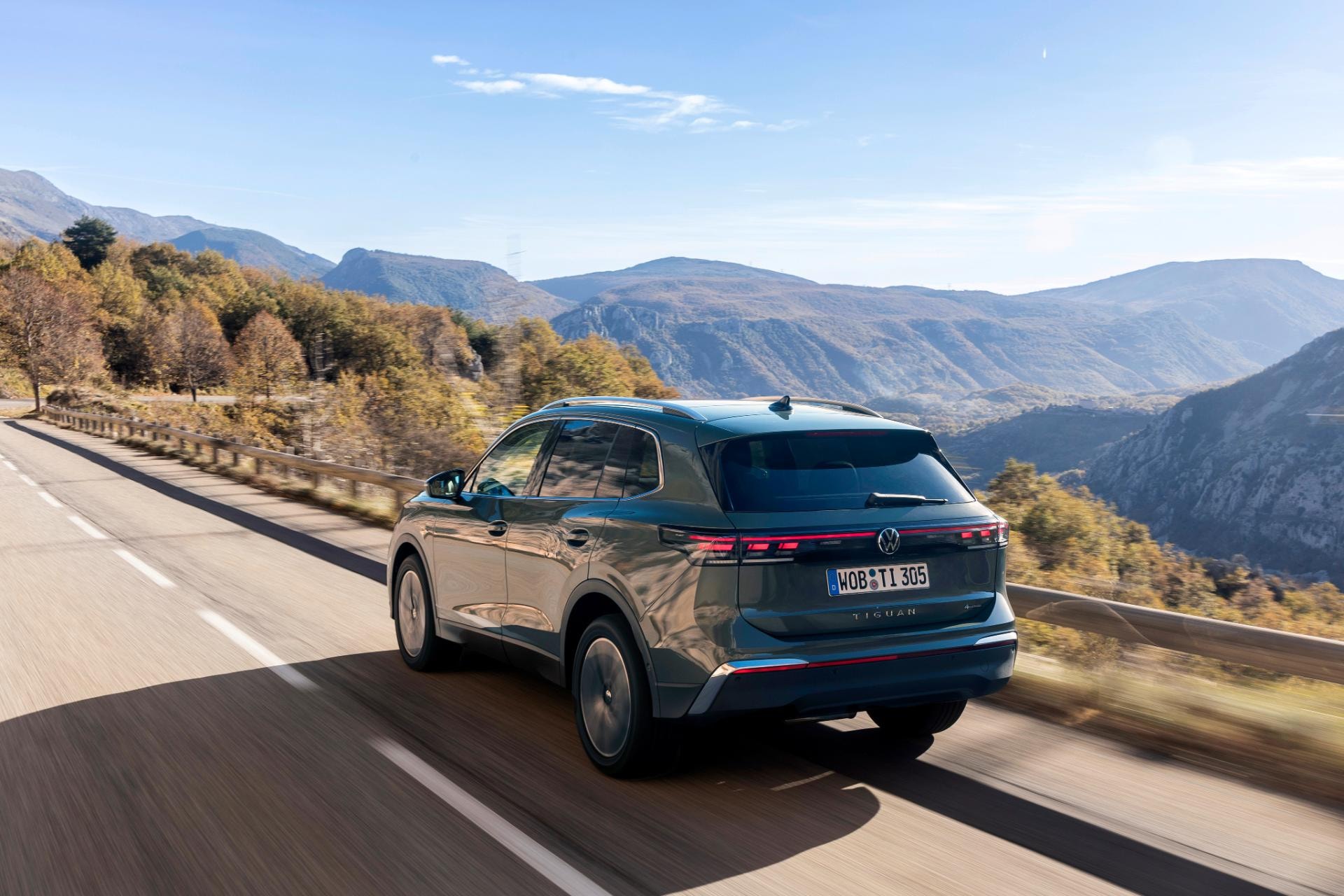 Imagen en carretera del Tiguan exhibiendo su trasera elegante