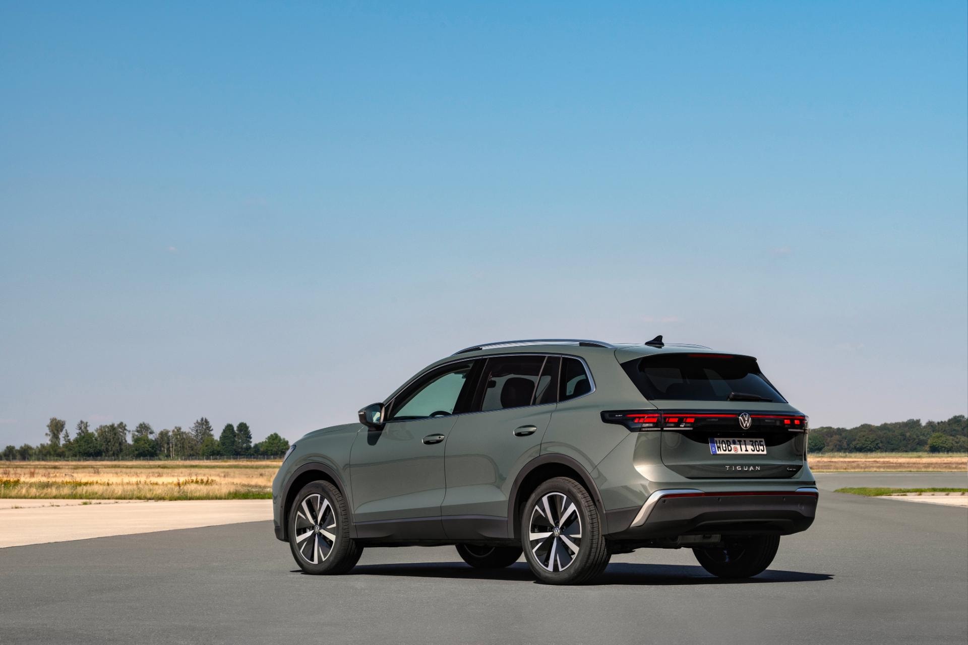 Vista trasera completa del Tiguan híbrido mostrando su diseño distintivo y proporciones.
