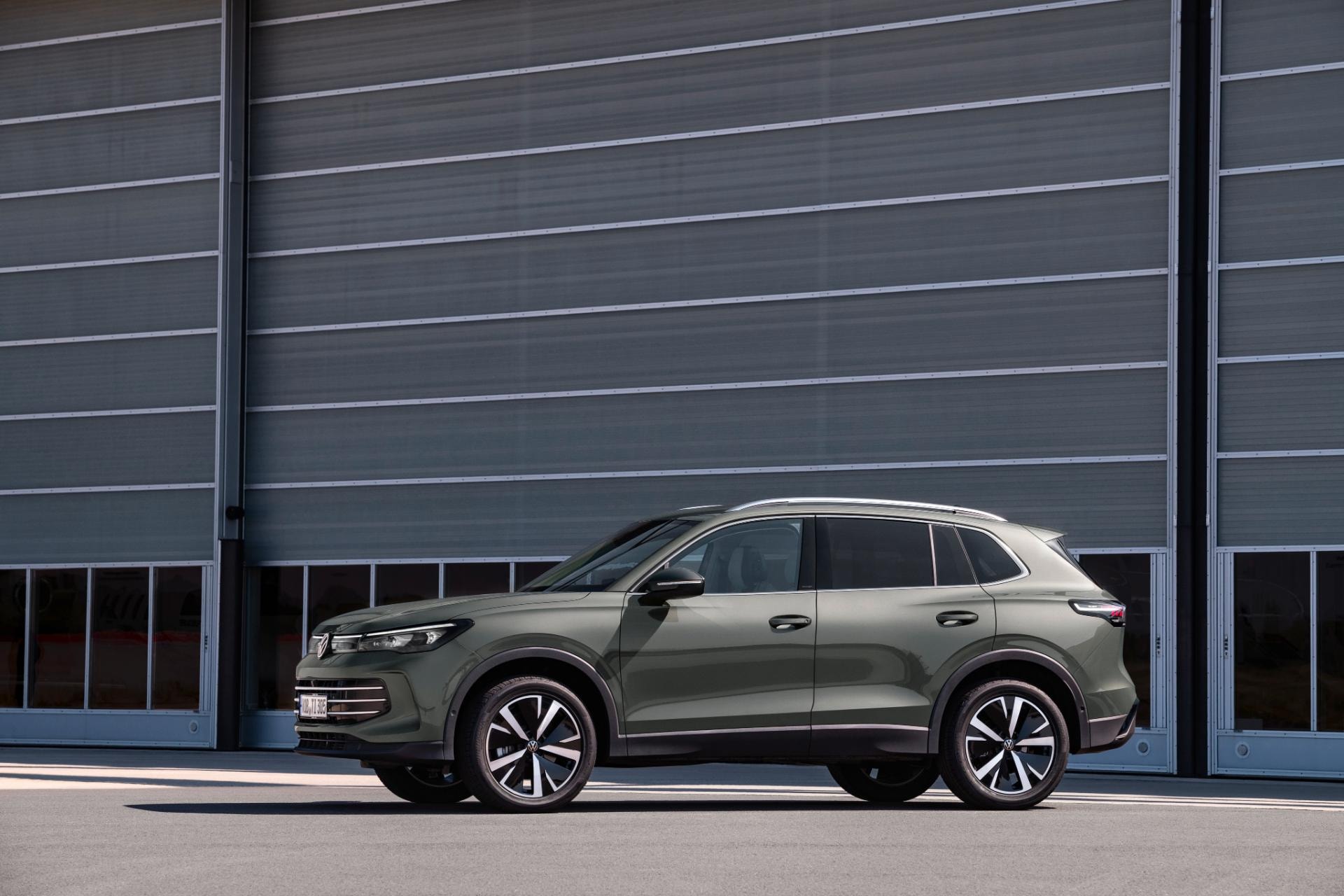 Perfil del Tiguan híbrido mostrando líneas modernas y dinámicas.
