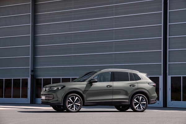 Perfil del Tiguan híbrido mostrando líneas modernas y dinámicas. Perfil del Tiguan híbrido mostrando líneas modernas y dinámicas.
