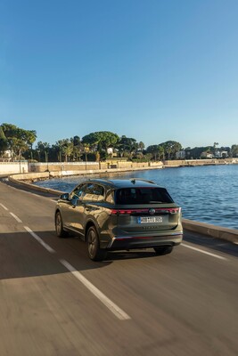 El Tiguan híbrido en movimiento cerca del agua, ideal para viajes costeros. El Tiguan híbrido en movimiento cerca del agua, ideal para viajes costeros.