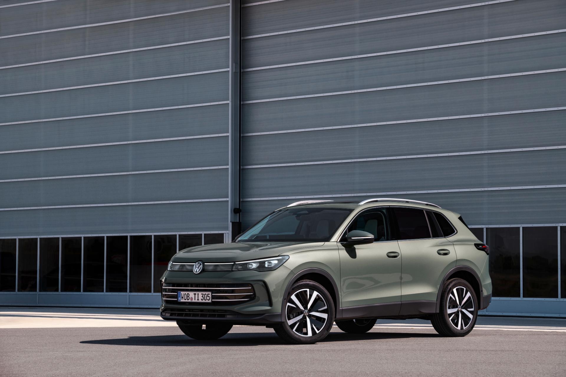 Vista angular delantera del Tiguan híbrido resaltando su diseño frontal.