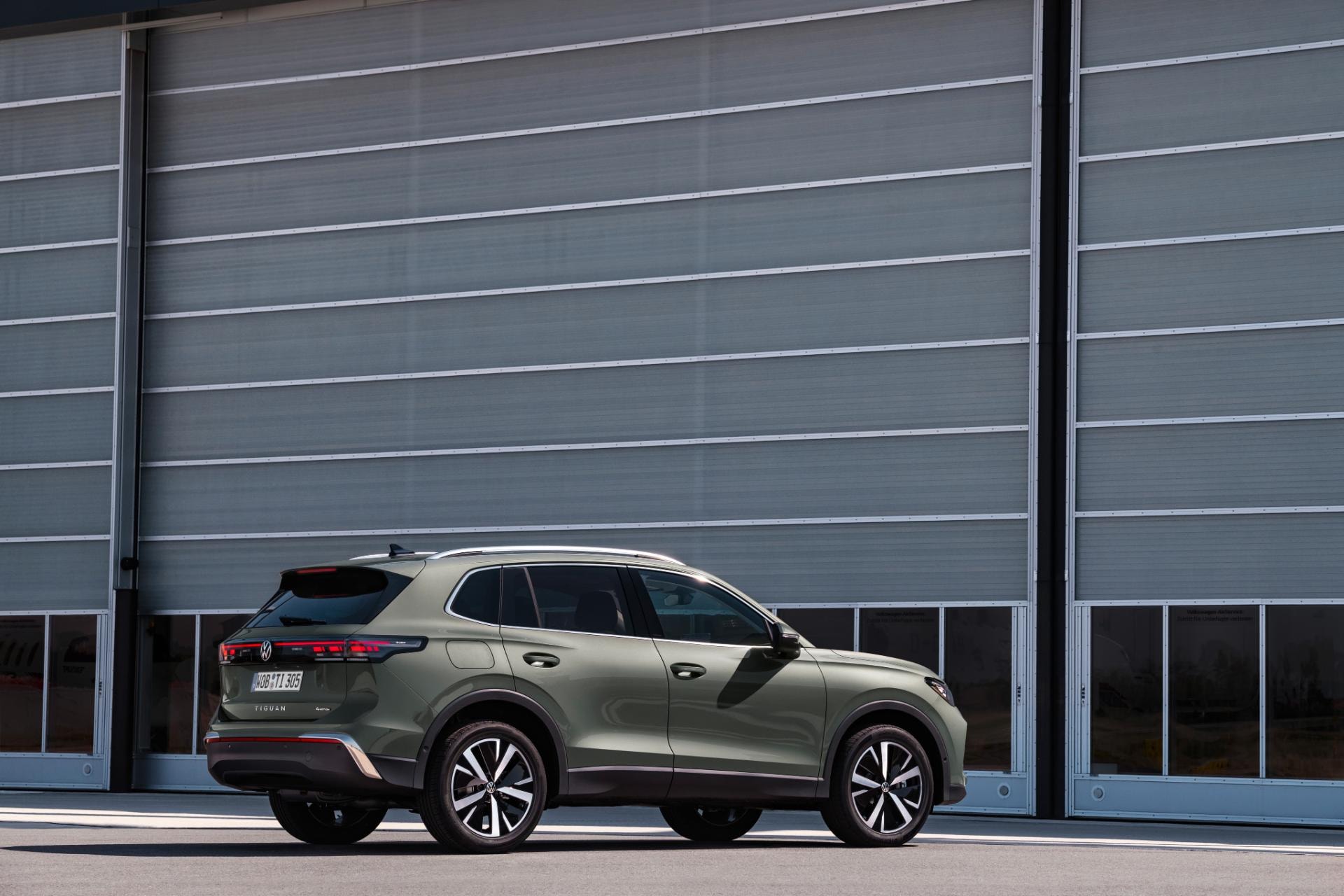 Perfil trasero angular del Tiguan híbrido destacando su robustez y estilo.