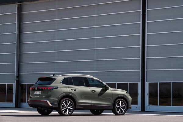 Perfil trasero angular del Tiguan híbrido destacando su robustez y estilo. Perfil trasero angular del Tiguan híbrido destacando su robustez y estilo.