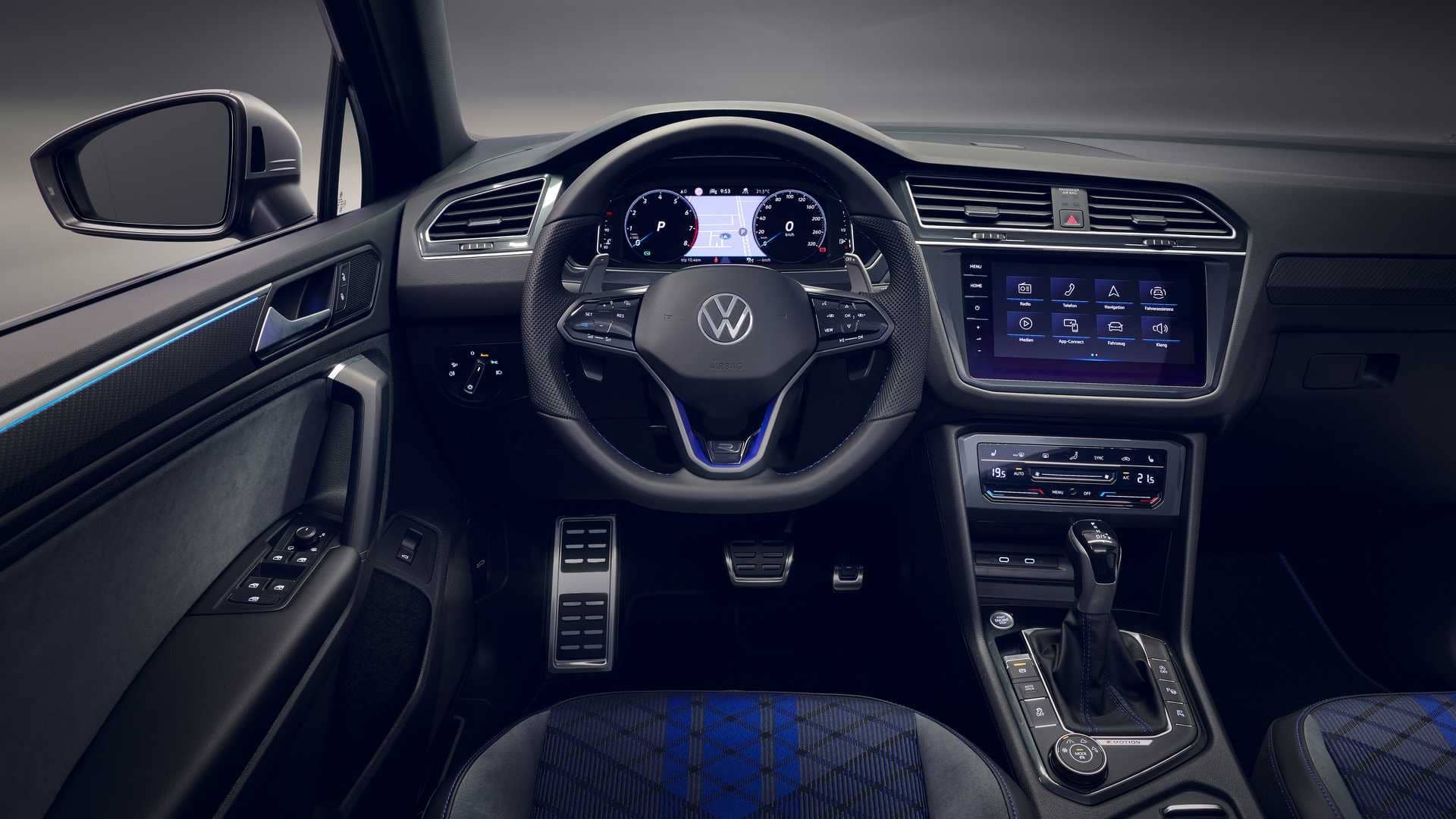 Cabina del Tiguan R con asientos deportivos y panel de instrumentos digital.