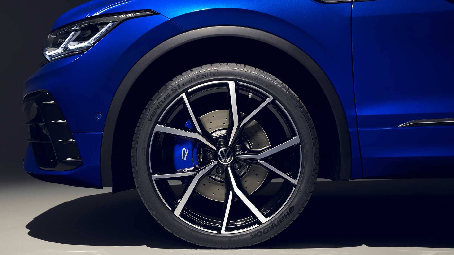 Primer plano de la rueda destacando las llantas de aleación y el diseño deportivo.