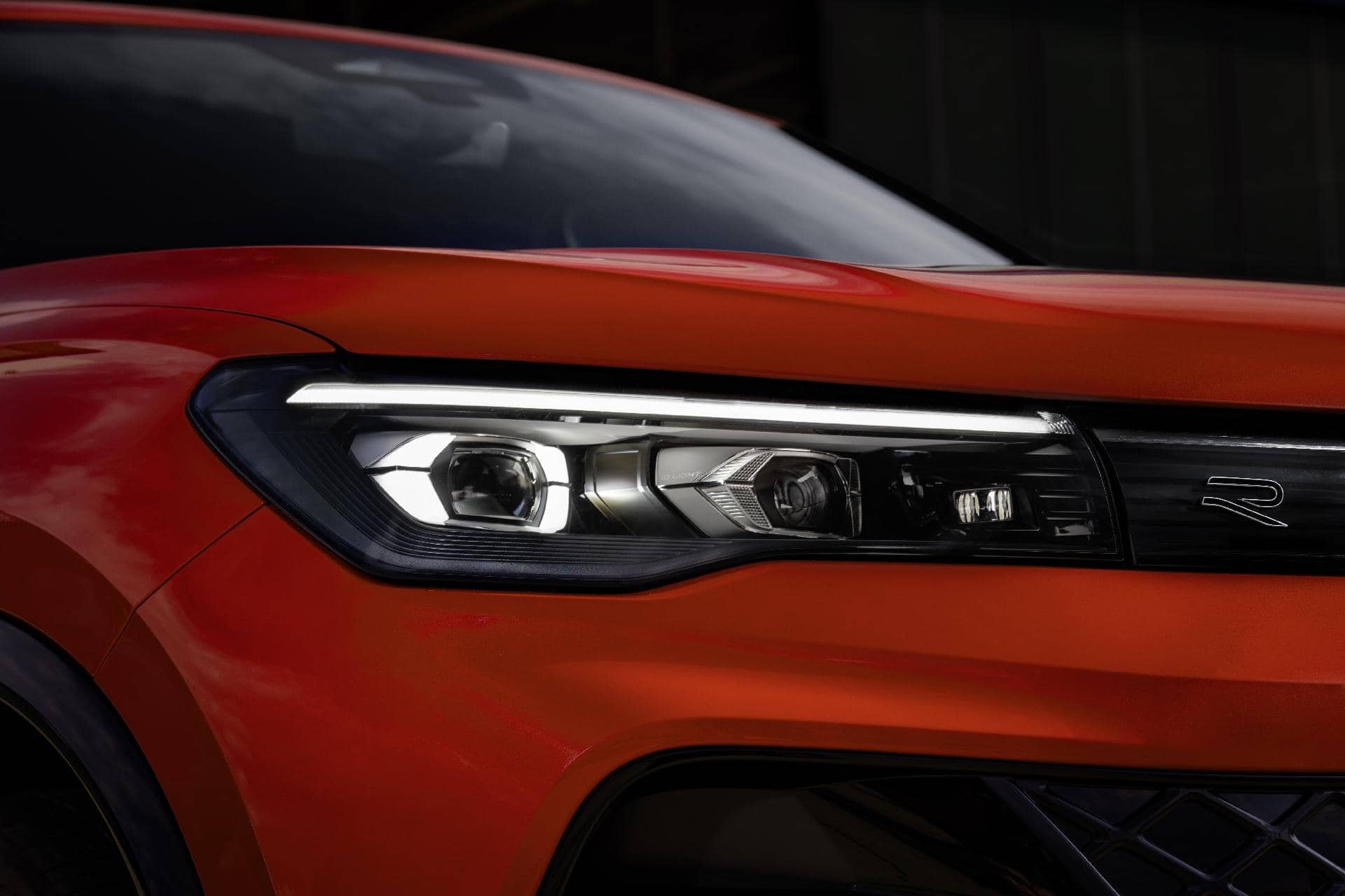 Detalle de los faros del Volkswagen Tiguan en color rojo, enfocando diseño.