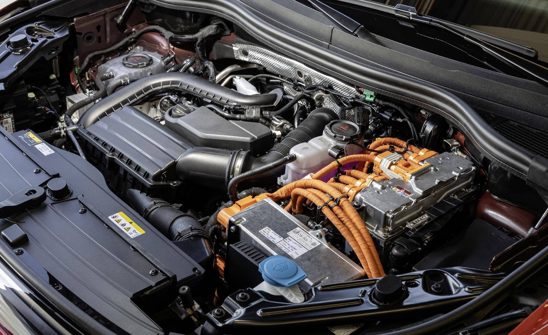 Imagen del motor del Volkswagen Tiguan, mostrando detalles técnicos.