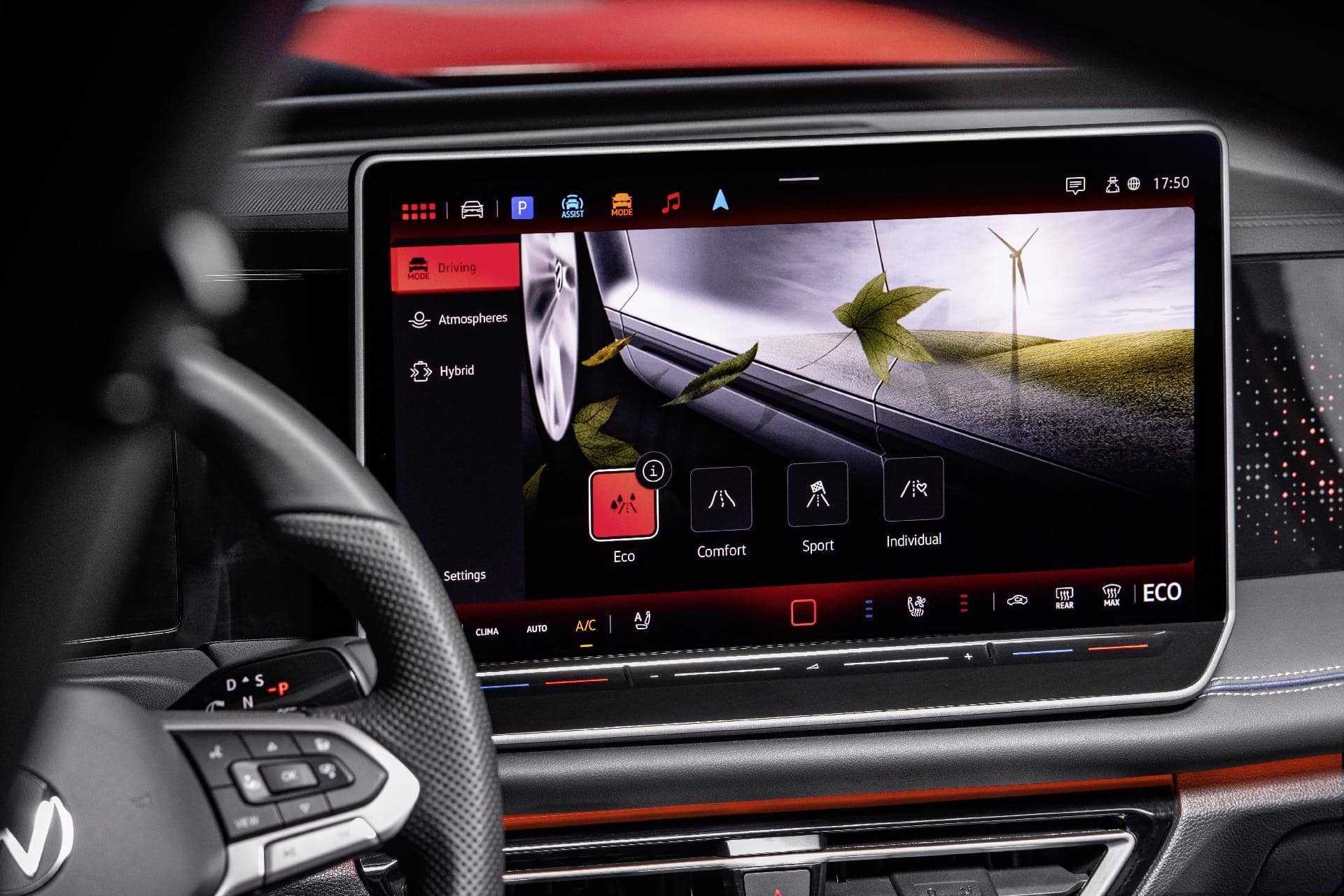 Detalle de la pantalla táctil del sistema de infotainment.