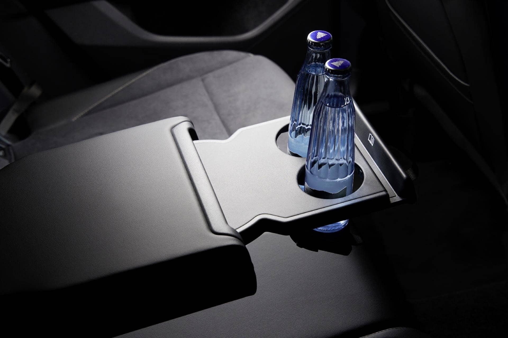 Posavasos integrado en la consola central con iluminación ambiental.