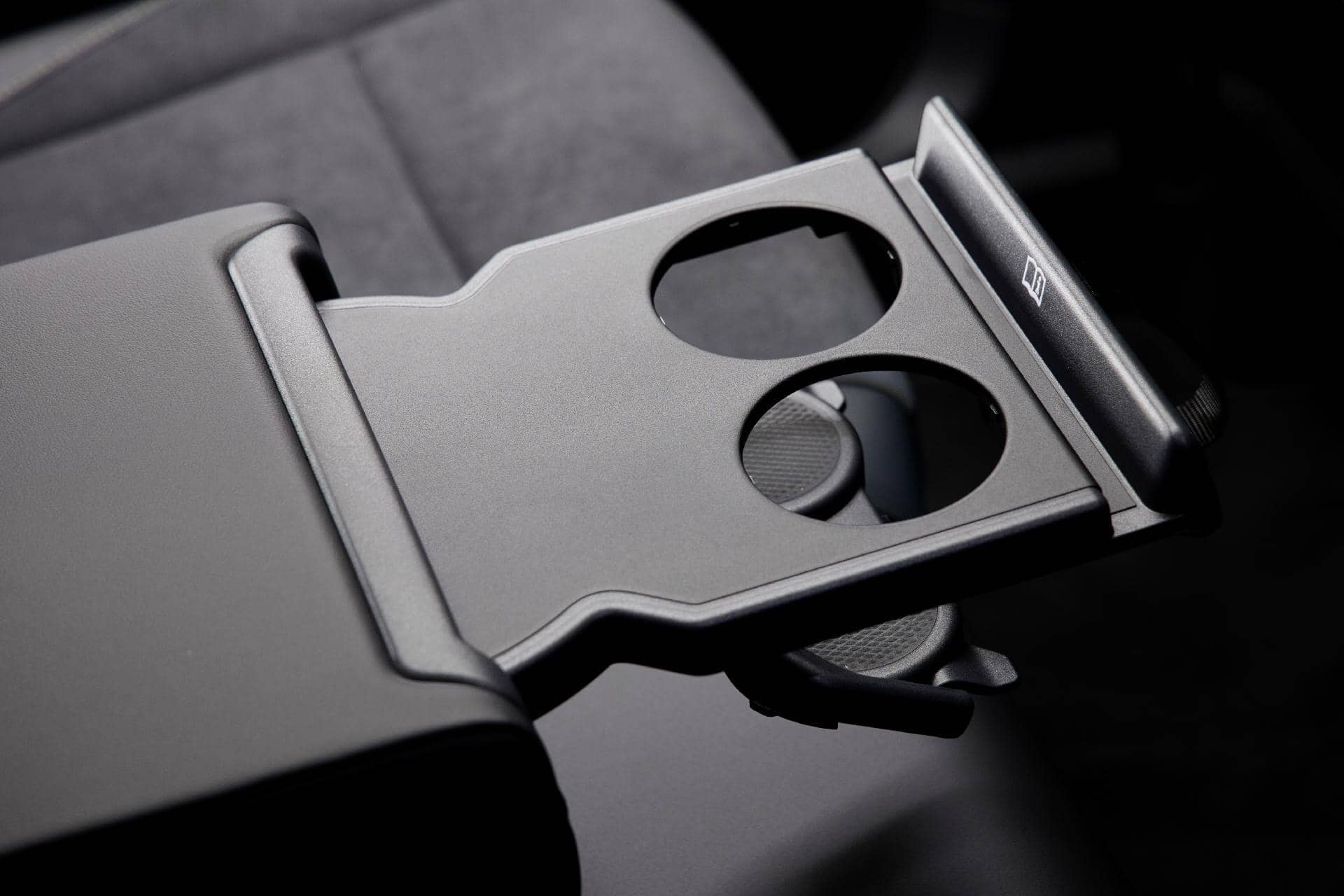 Detalle del posavasos retráctil en la consola central del Tiguan.