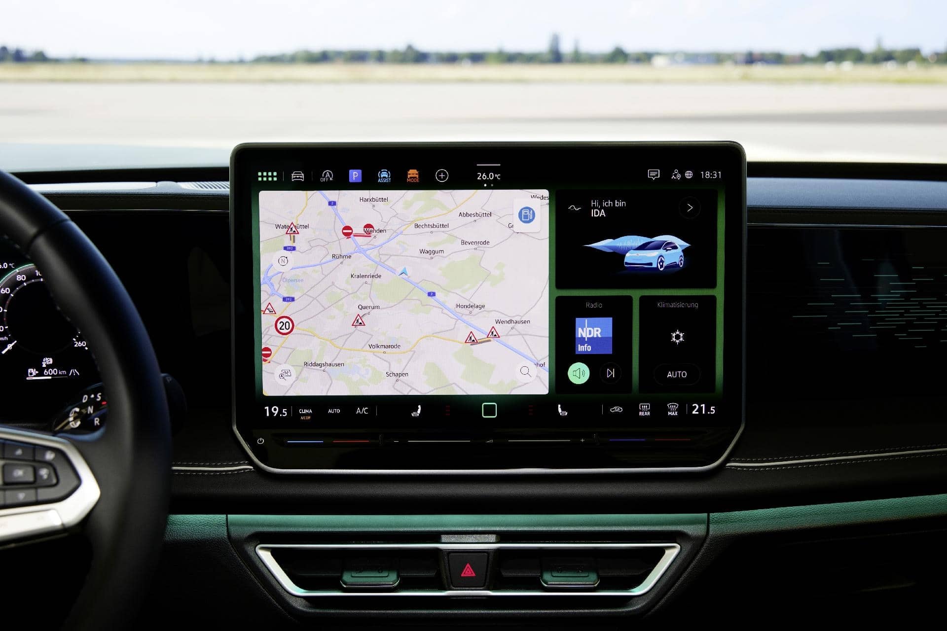 Vista del sistema de infotainment con navegación y conectividad avanzadas.
