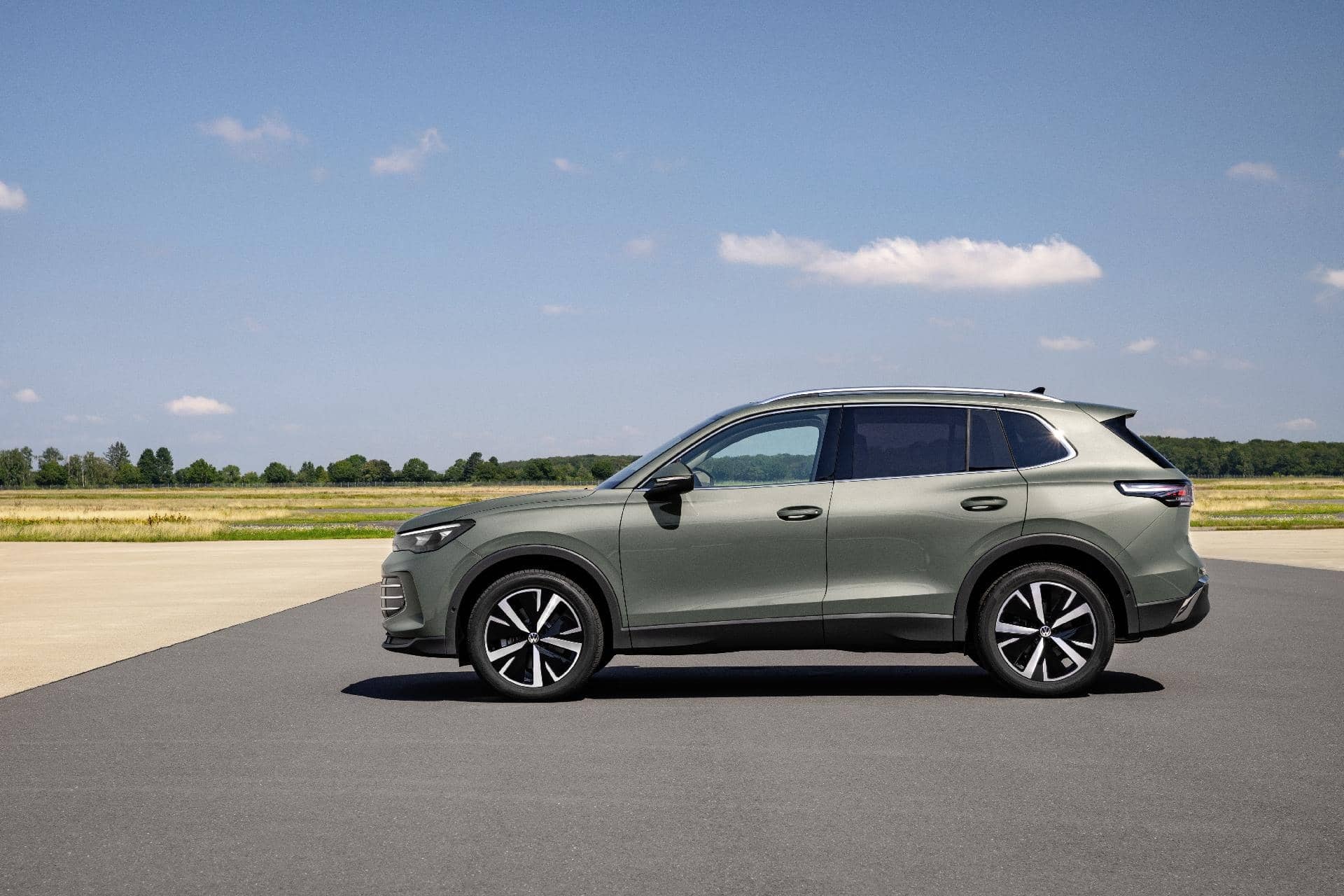 Perfil lateral del Tiguan que resalta su diseño dinámico y robusto.