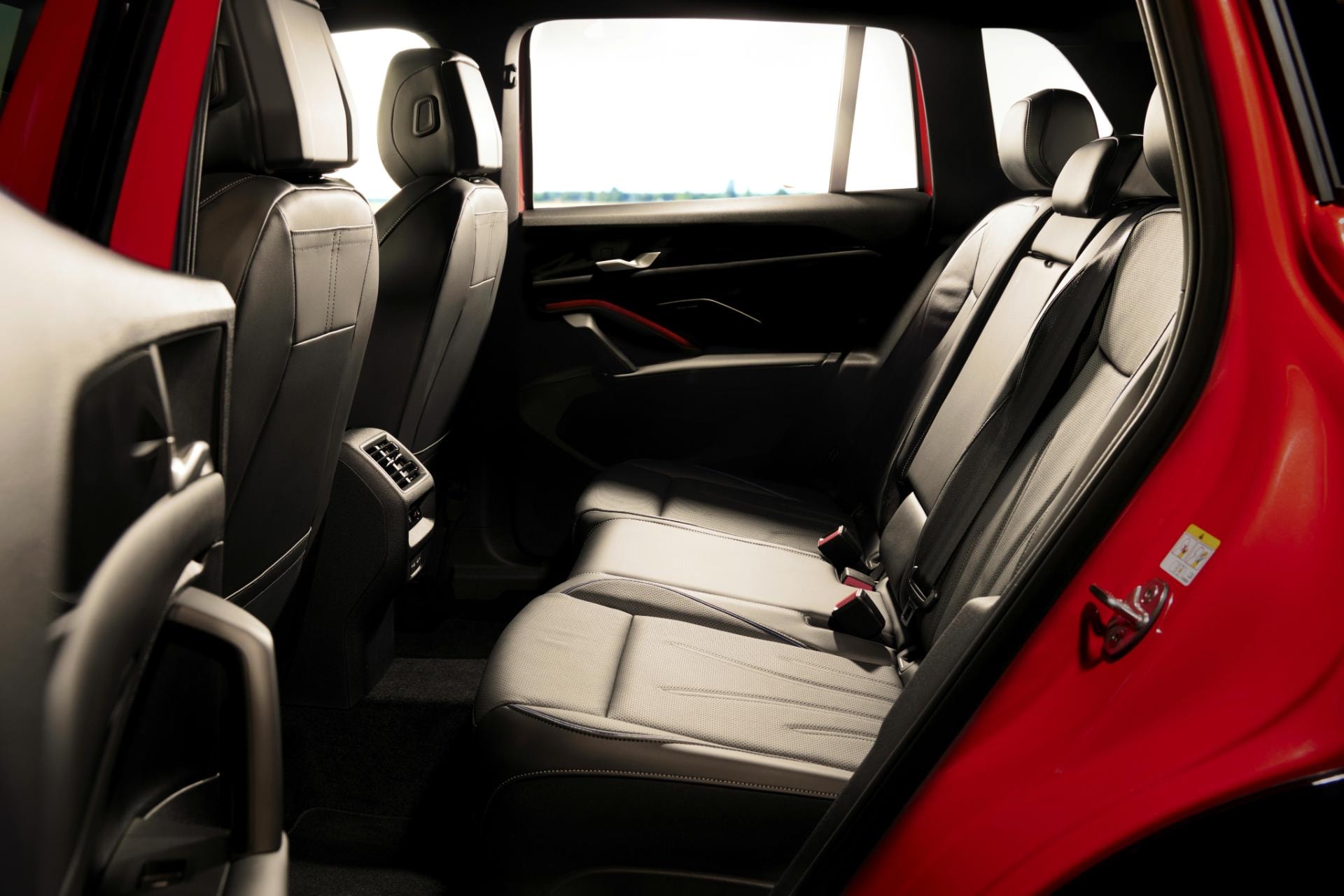 Espaciosa cabina trasera del Tiguan, confort y detalle en tapicería y acabados.