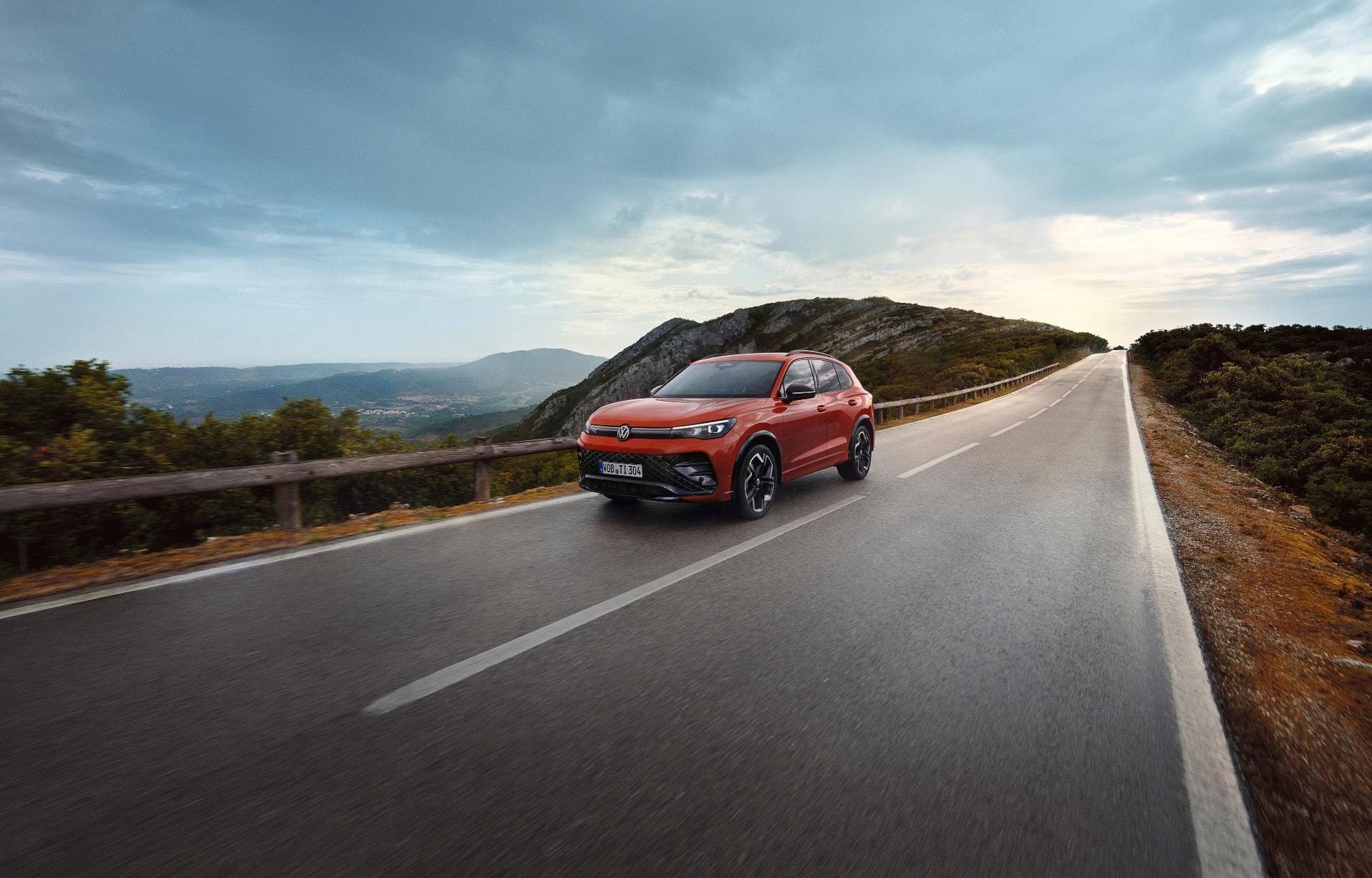 Perfil del Tiguan ilustrando su diseño en carretera.