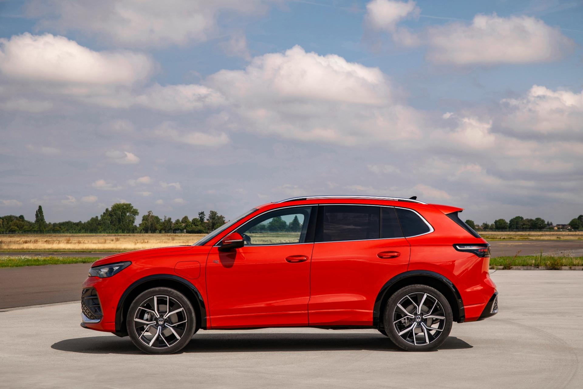 Vista lateral del Volkswagen Tiguan en color rojo.