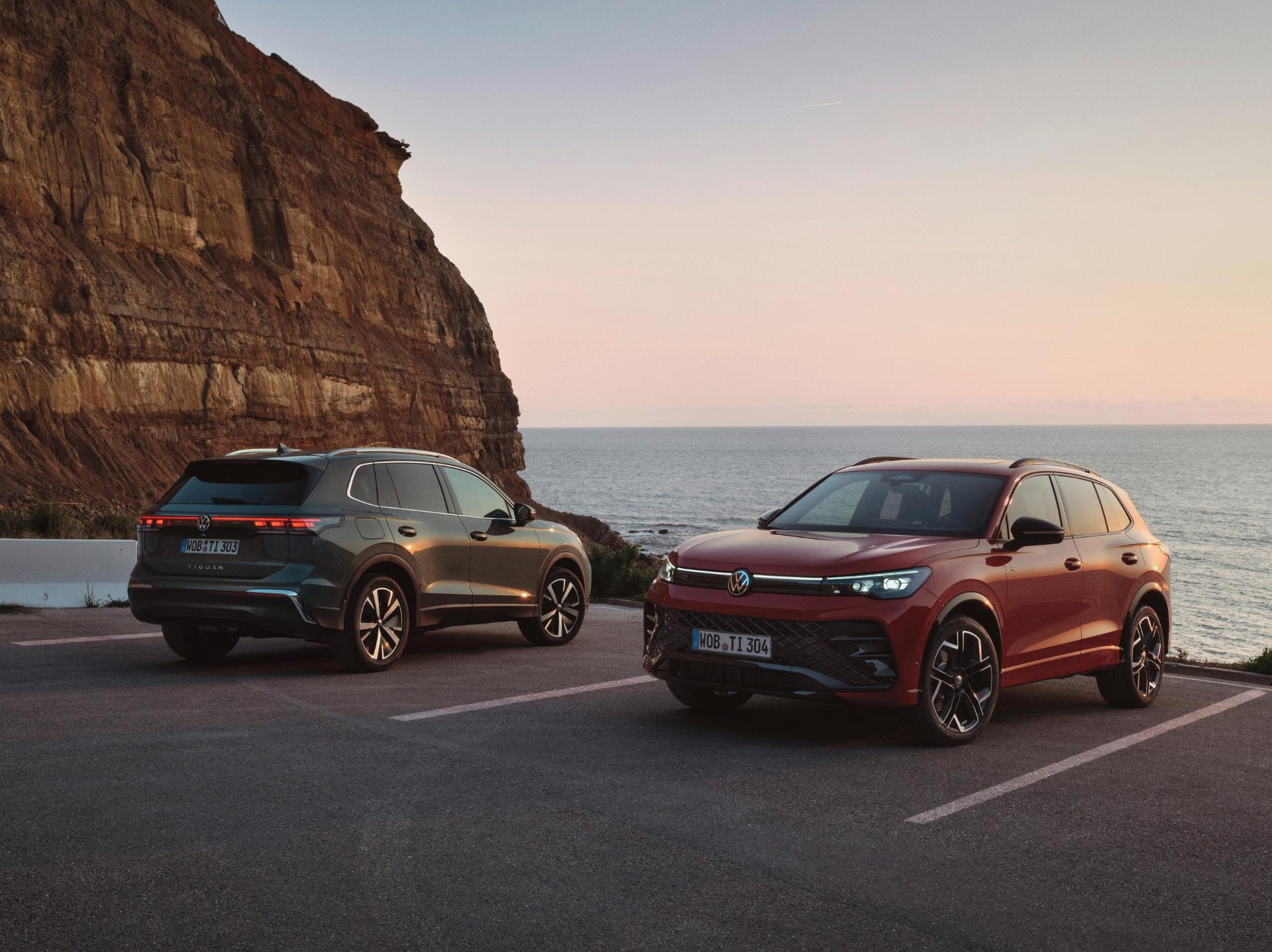 Dos Volkswagen Tiguan estacionados con vista trasera y lateral al atardecer.