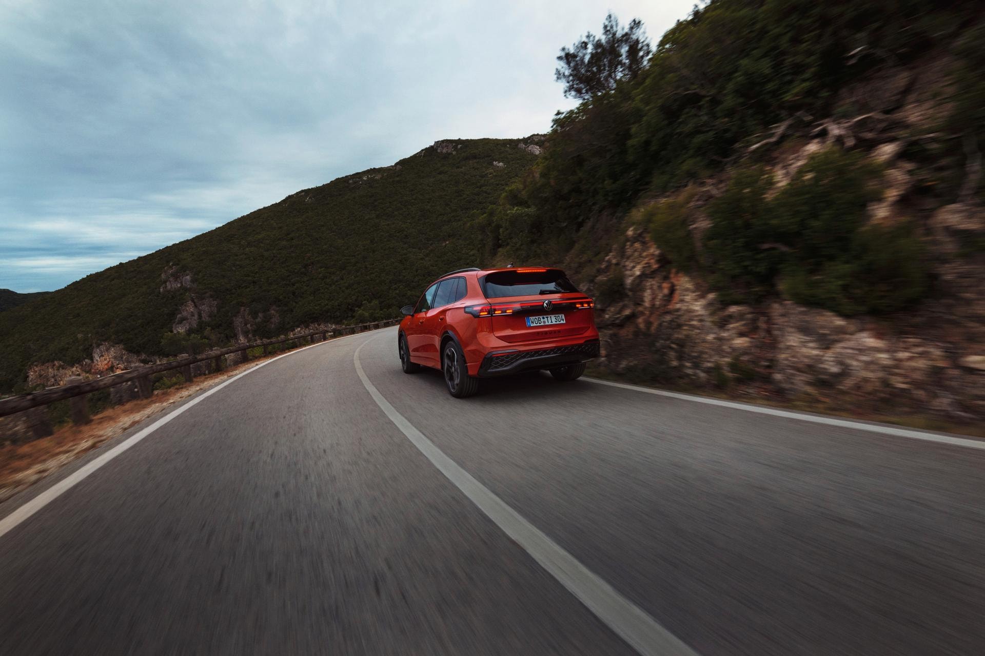 Tiguan en movimiento mostrando su trasera y faros.