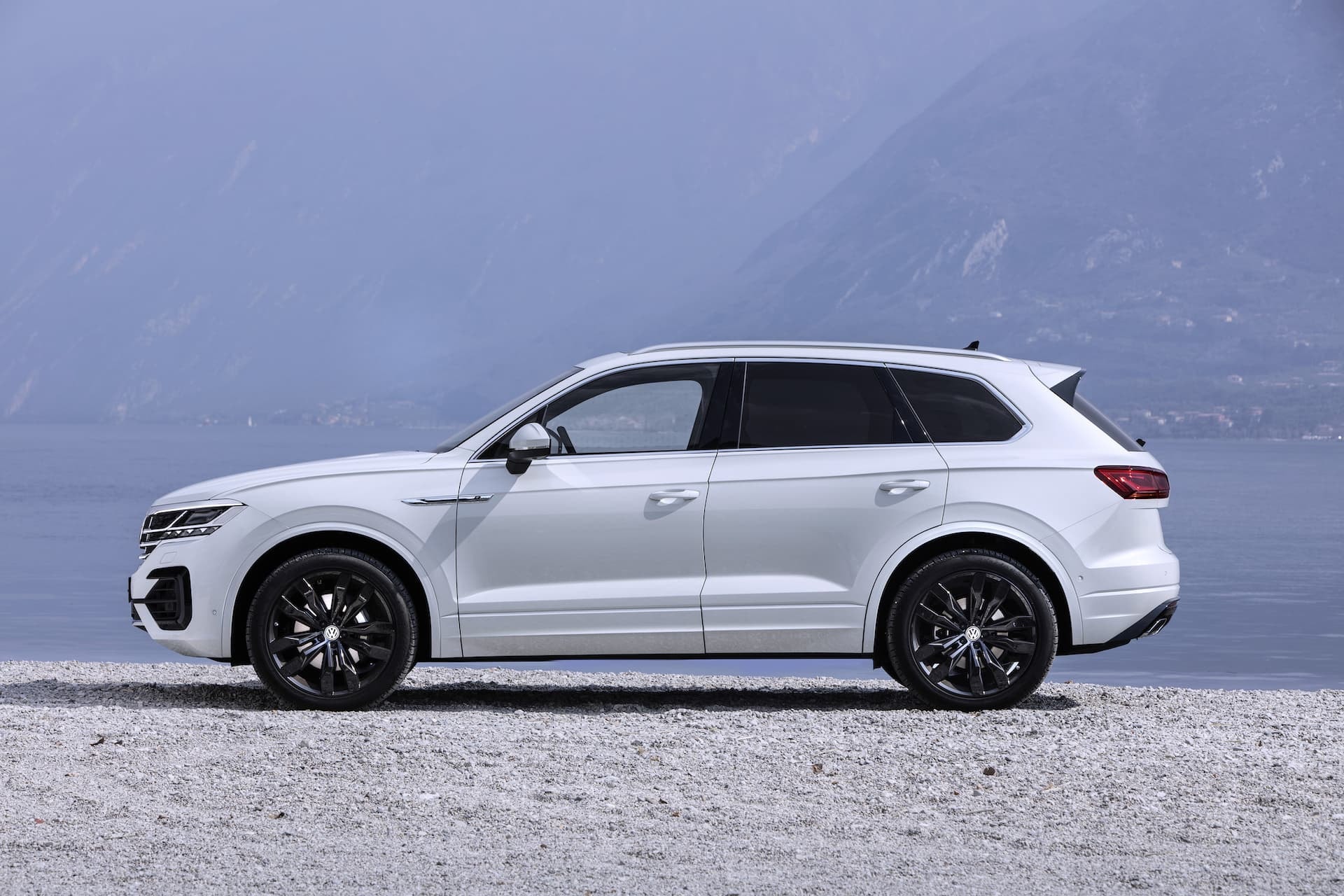 Vista lateral del Touareg que muestra sus líneas aerodinámicas y robustas.