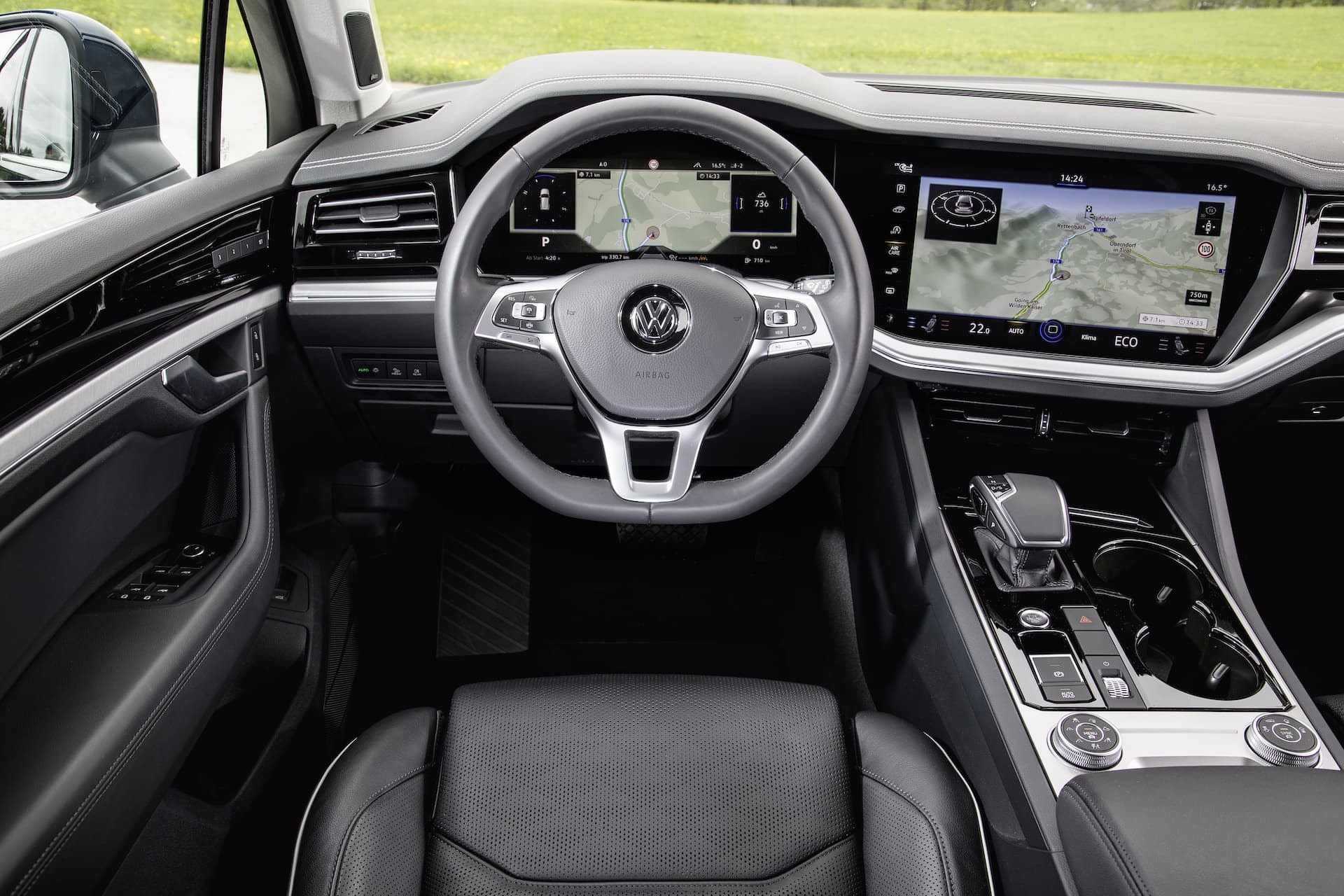 Cockpit del Volkswagen Touareg con volante multifunción y sistema de infotainment.