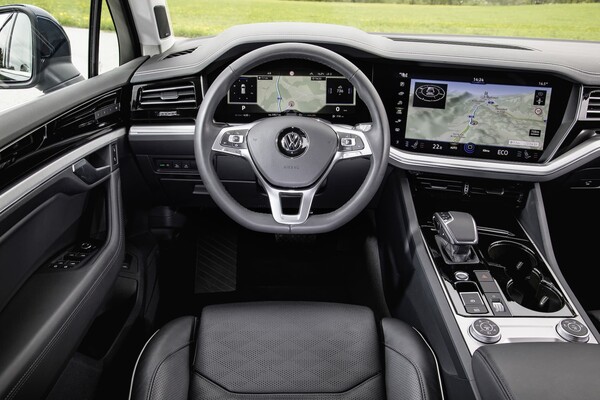 Cockpit del Volkswagen Touareg con volante multifunción y sistema de infotainment. Cockpit del Volkswagen Touareg con volante multifunción y sistema de infotainment.