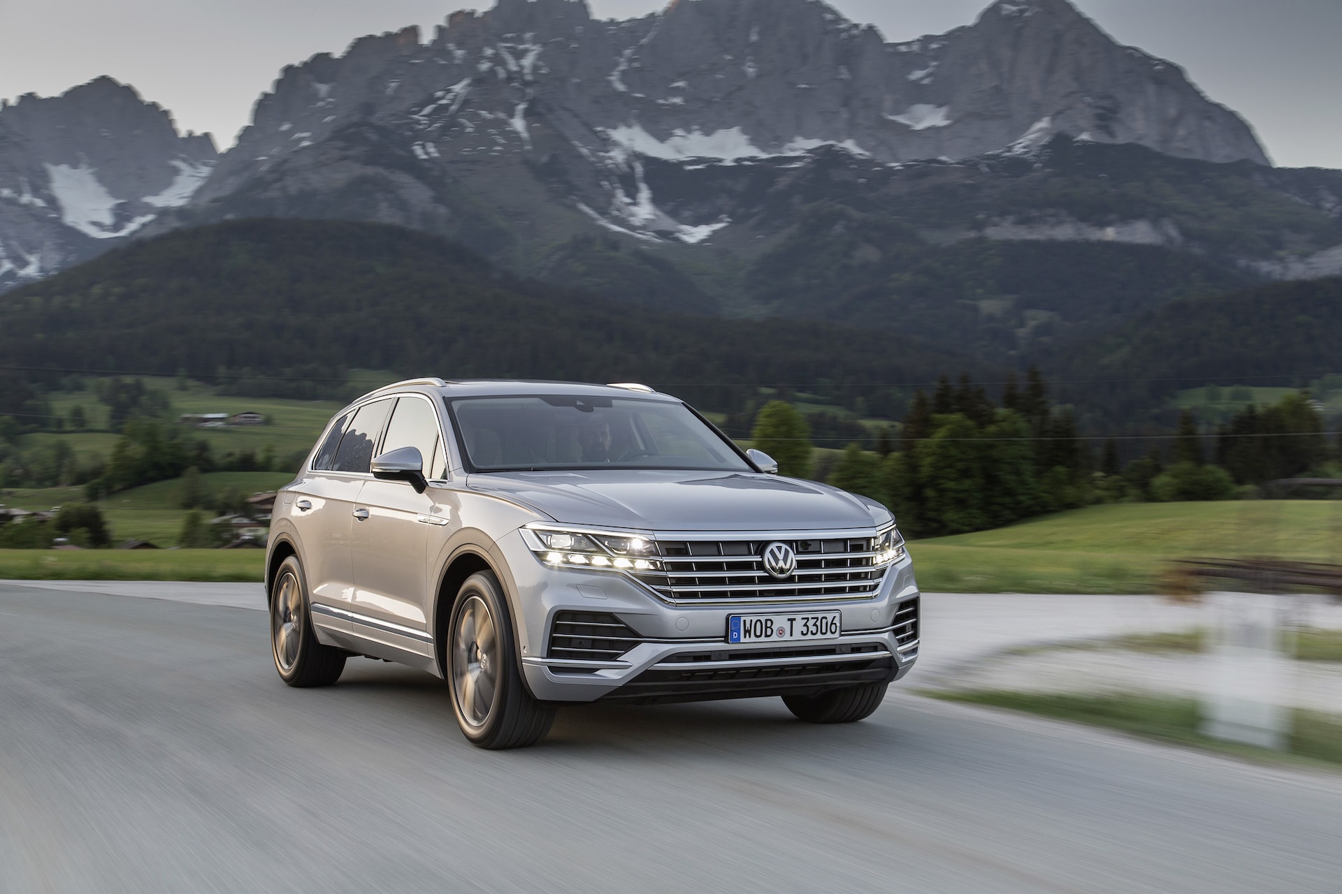 Volkswagen Touareg en ruta alpina, apreciando su estética y contexto natural.